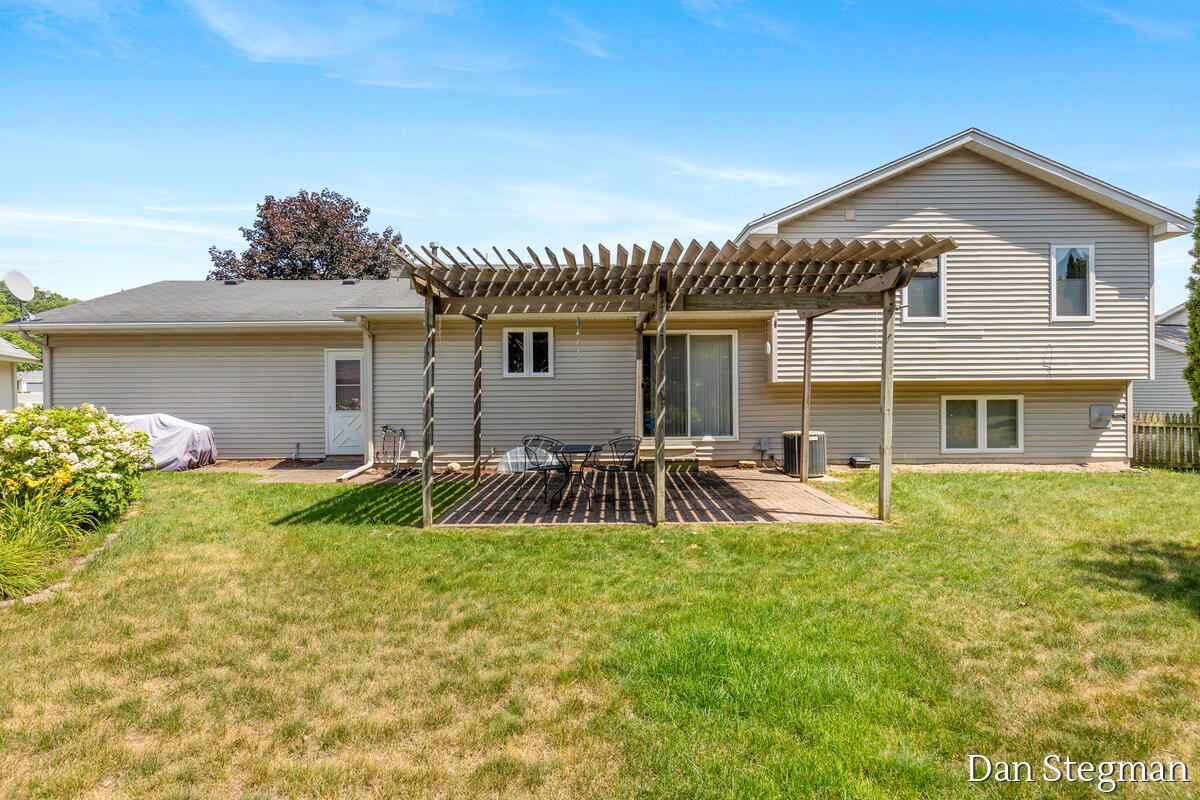 1421 Hollow Ridge Drive NE Rockford MI 49341