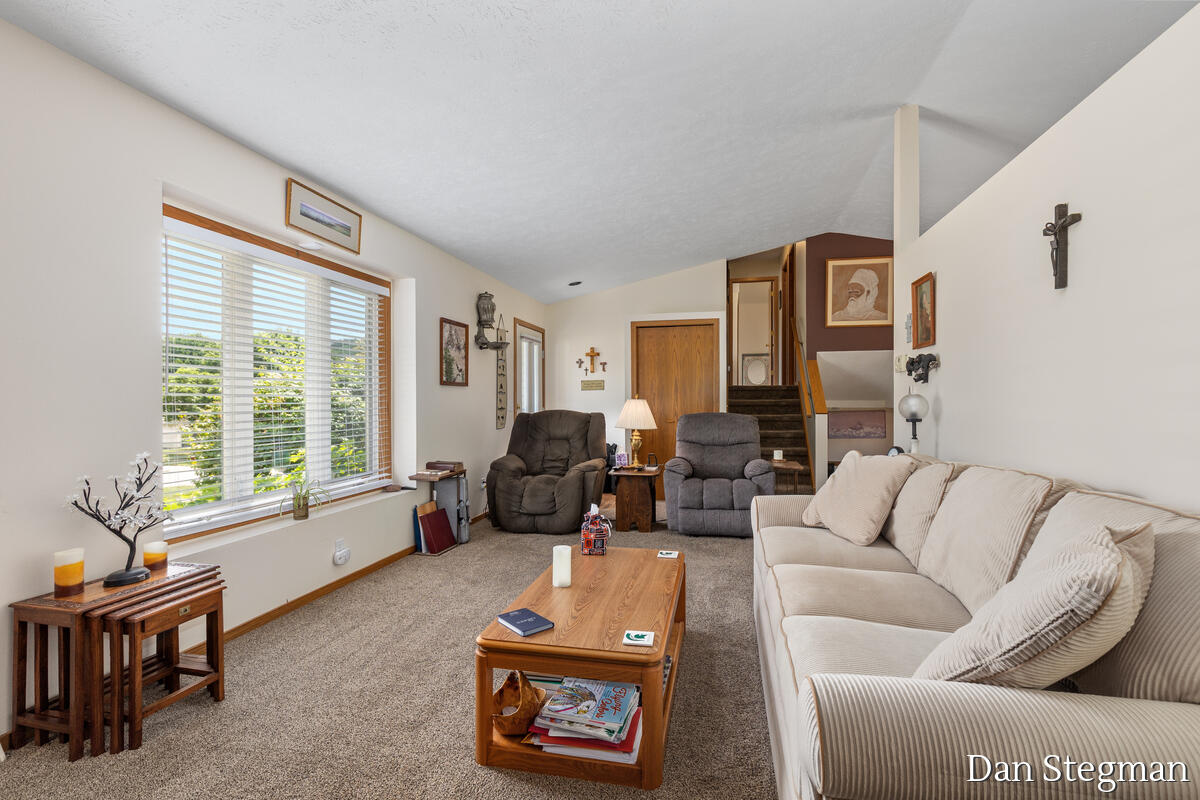 1421 Hollow Ridge Drive NE Rockford MI 49341