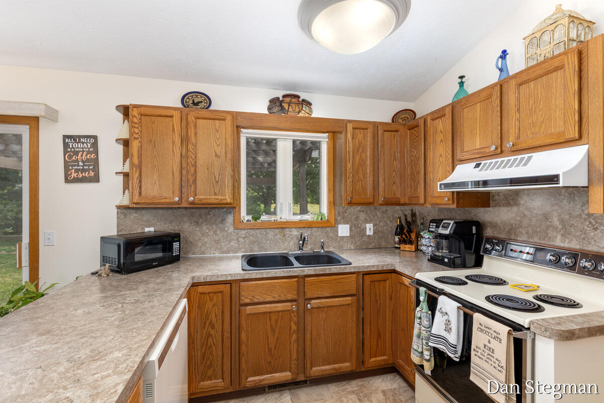 1421 Hollow Ridge Drive NE Rockford MI 49341