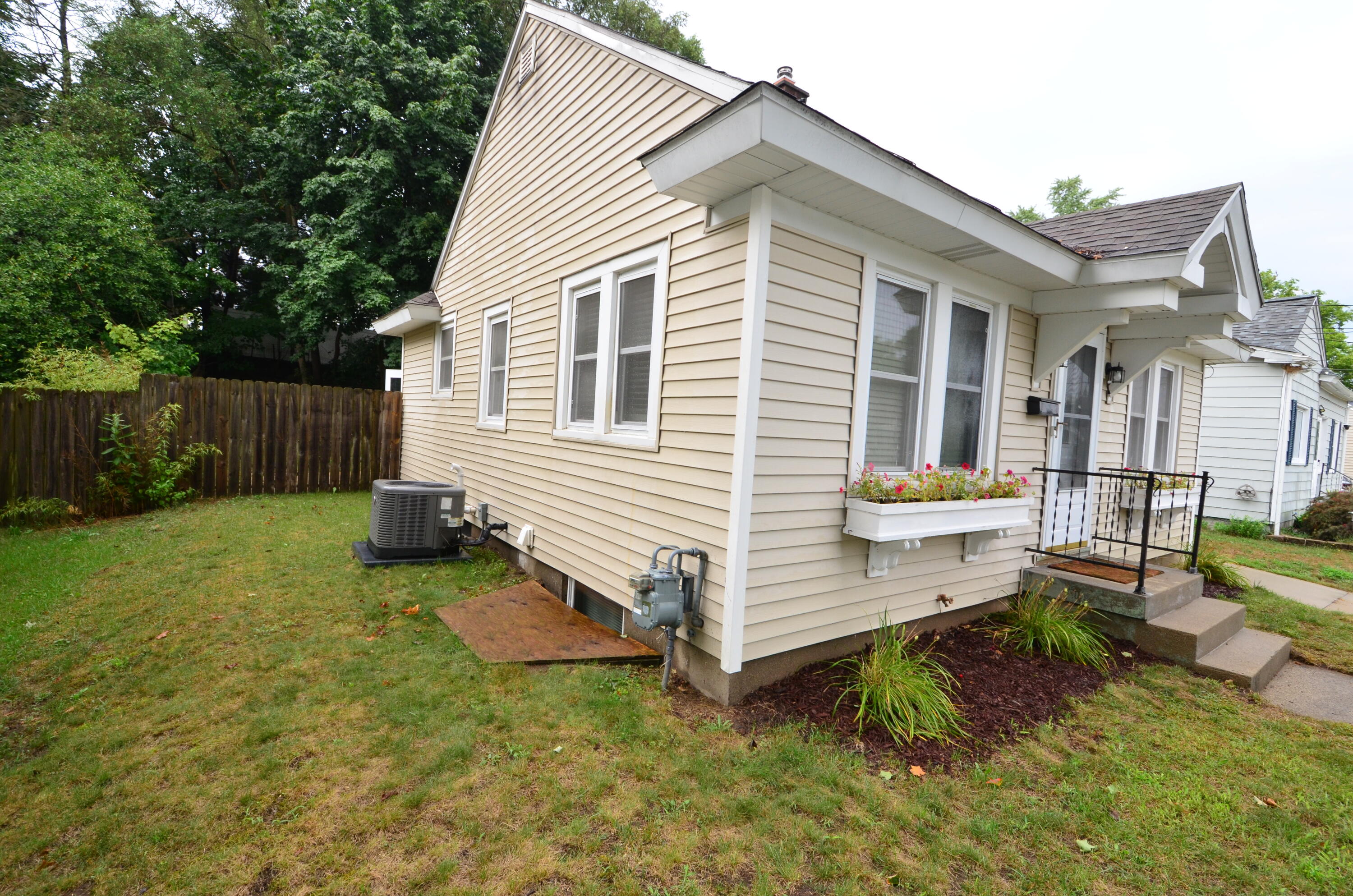 1129 Hollywood Street NE Grand Rapids MI 49505