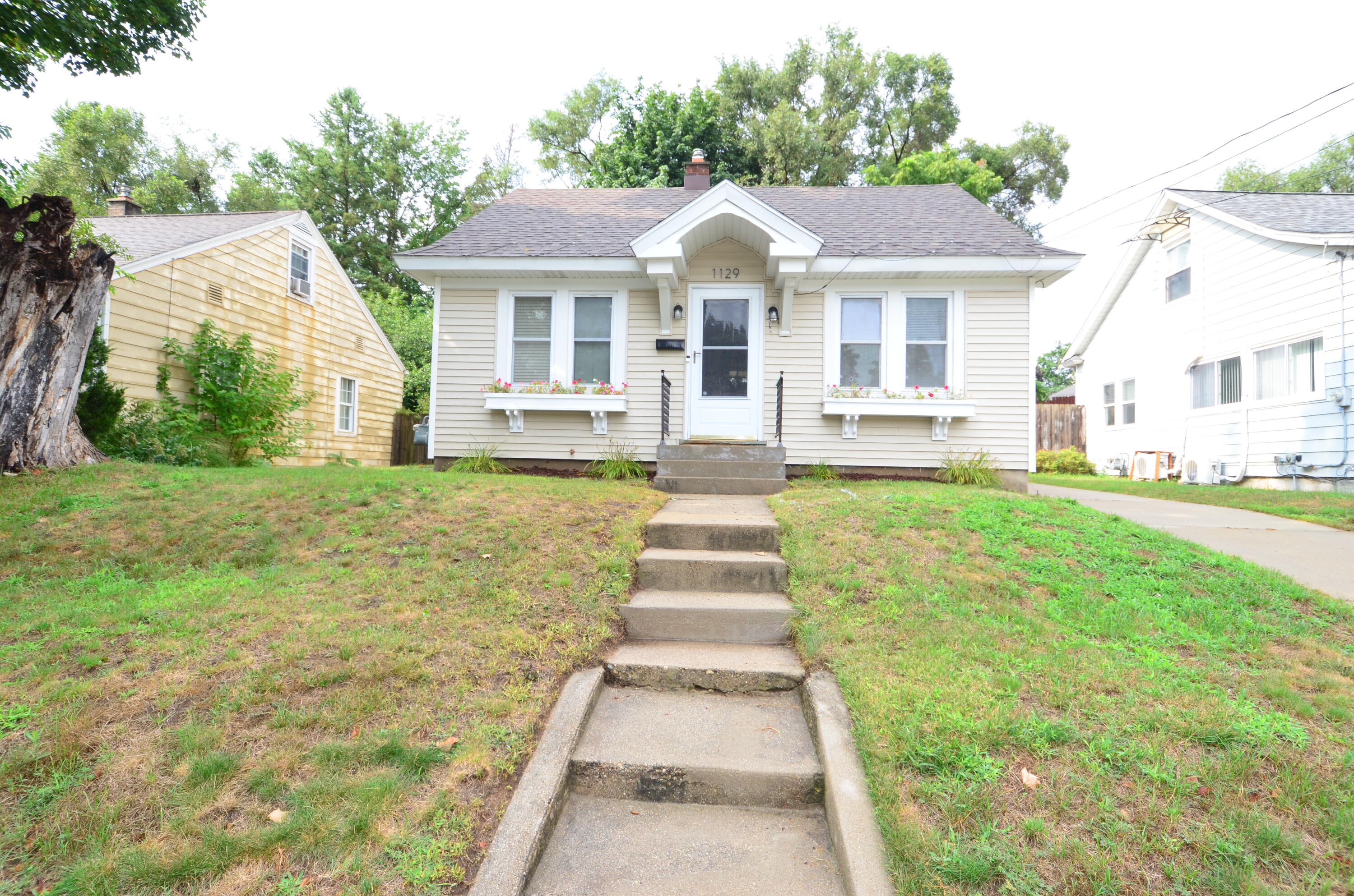 1129 Hollywood Street NE Grand Rapids MI 49505