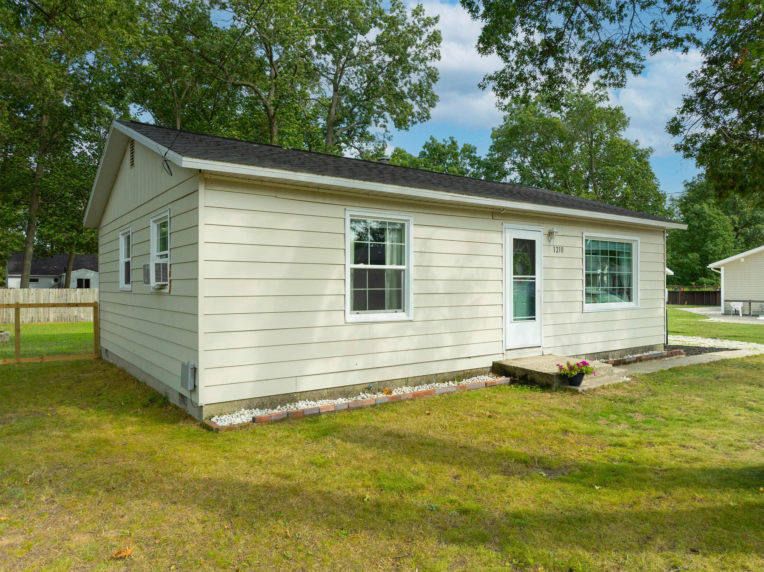 1210 Woodcrest Street Muskegon MI 49442