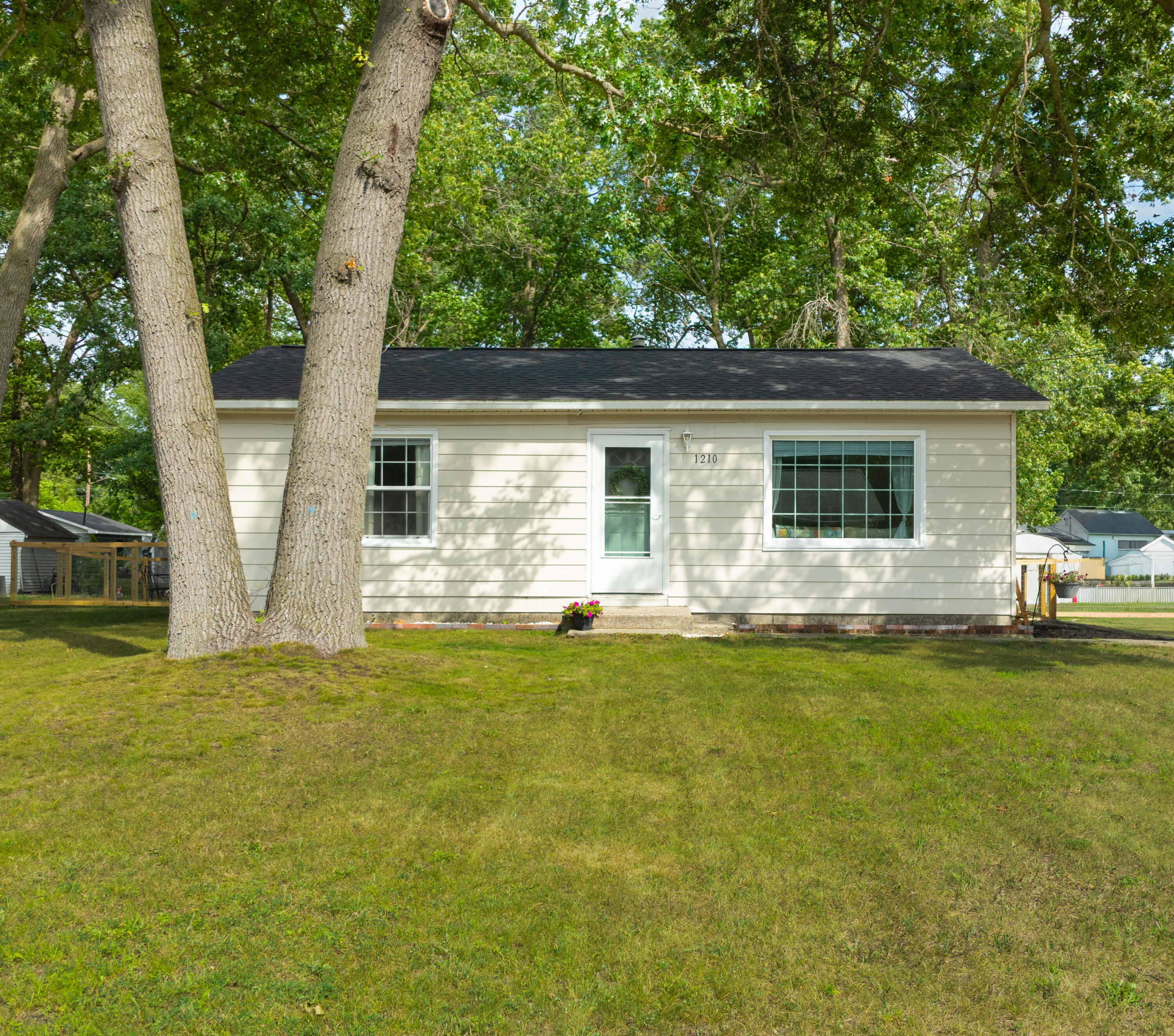 1210 Woodcrest Street Muskegon MI 49442
