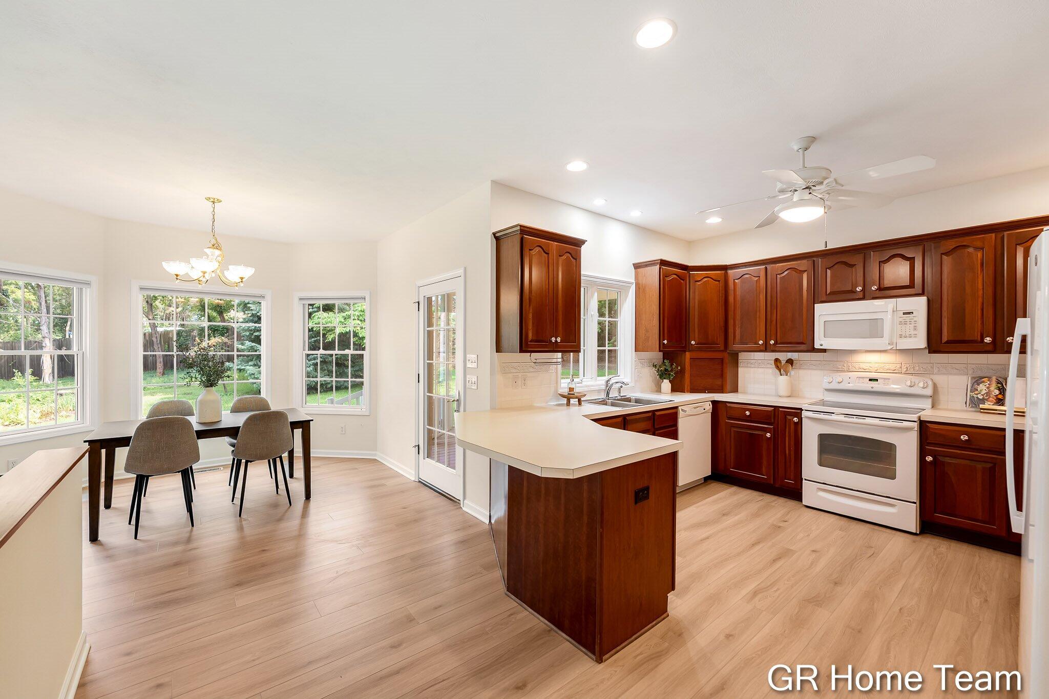 1059 Greenwood Forest SE Grand Rapids MI 49546