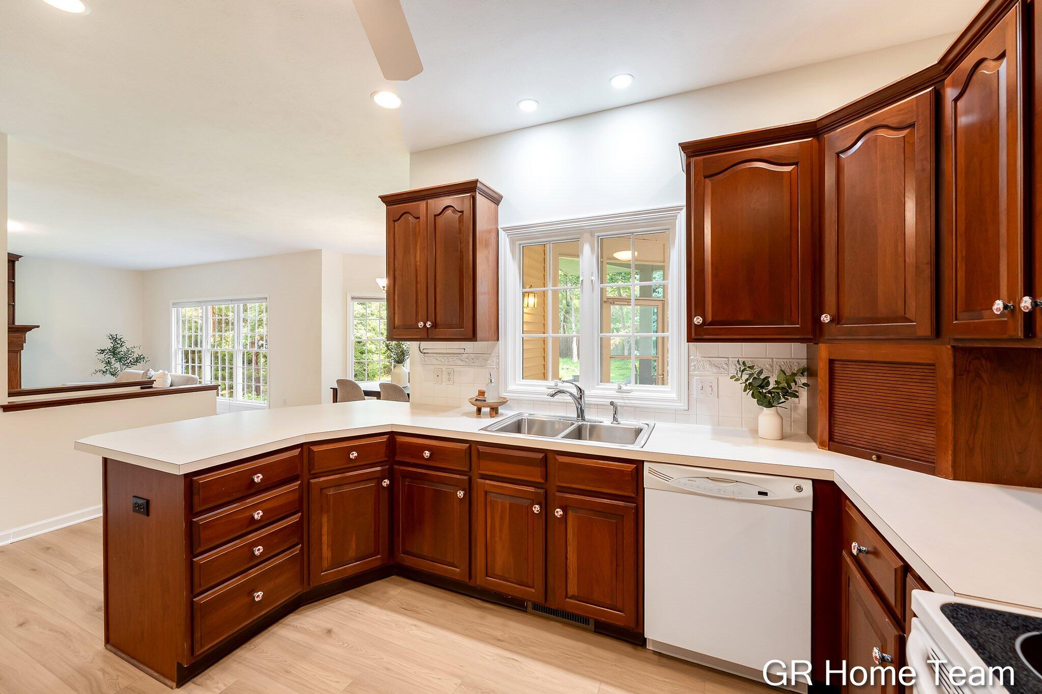 1059 Greenwood Forest SE Grand Rapids MI 49546