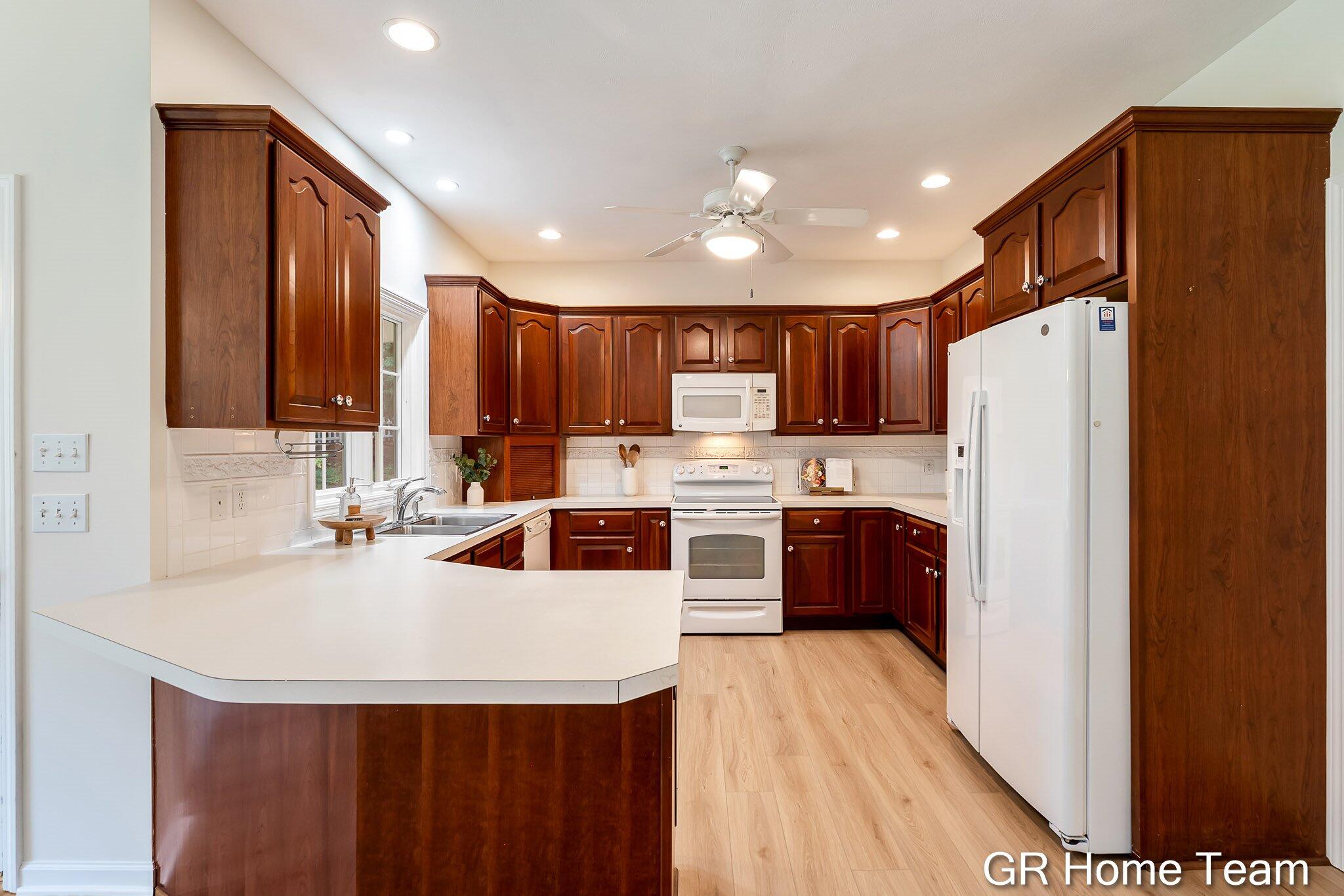 1059 Greenwood Forest SE Grand Rapids MI 49546