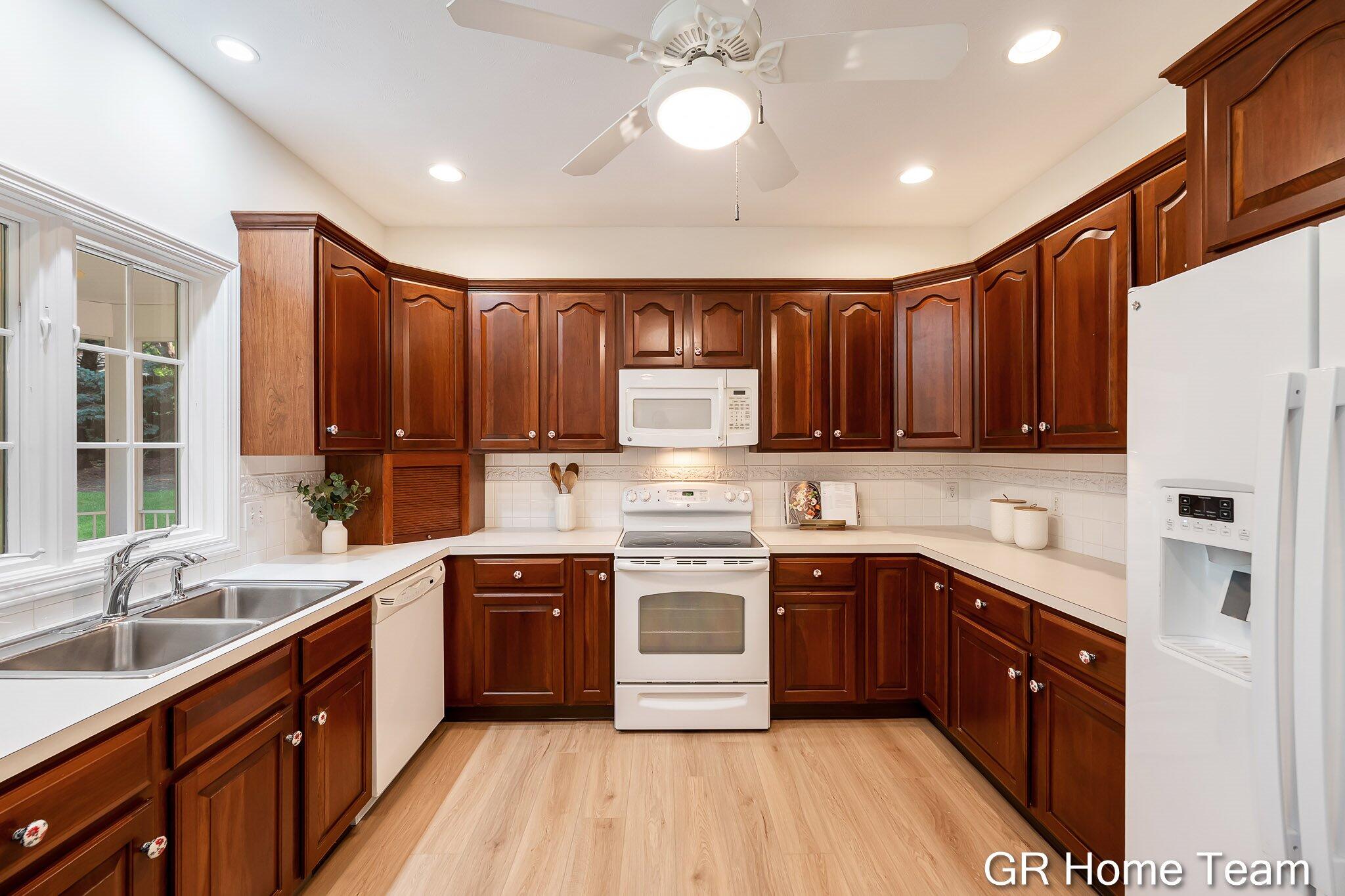 1059 Greenwood Forest SE Grand Rapids MI 49546