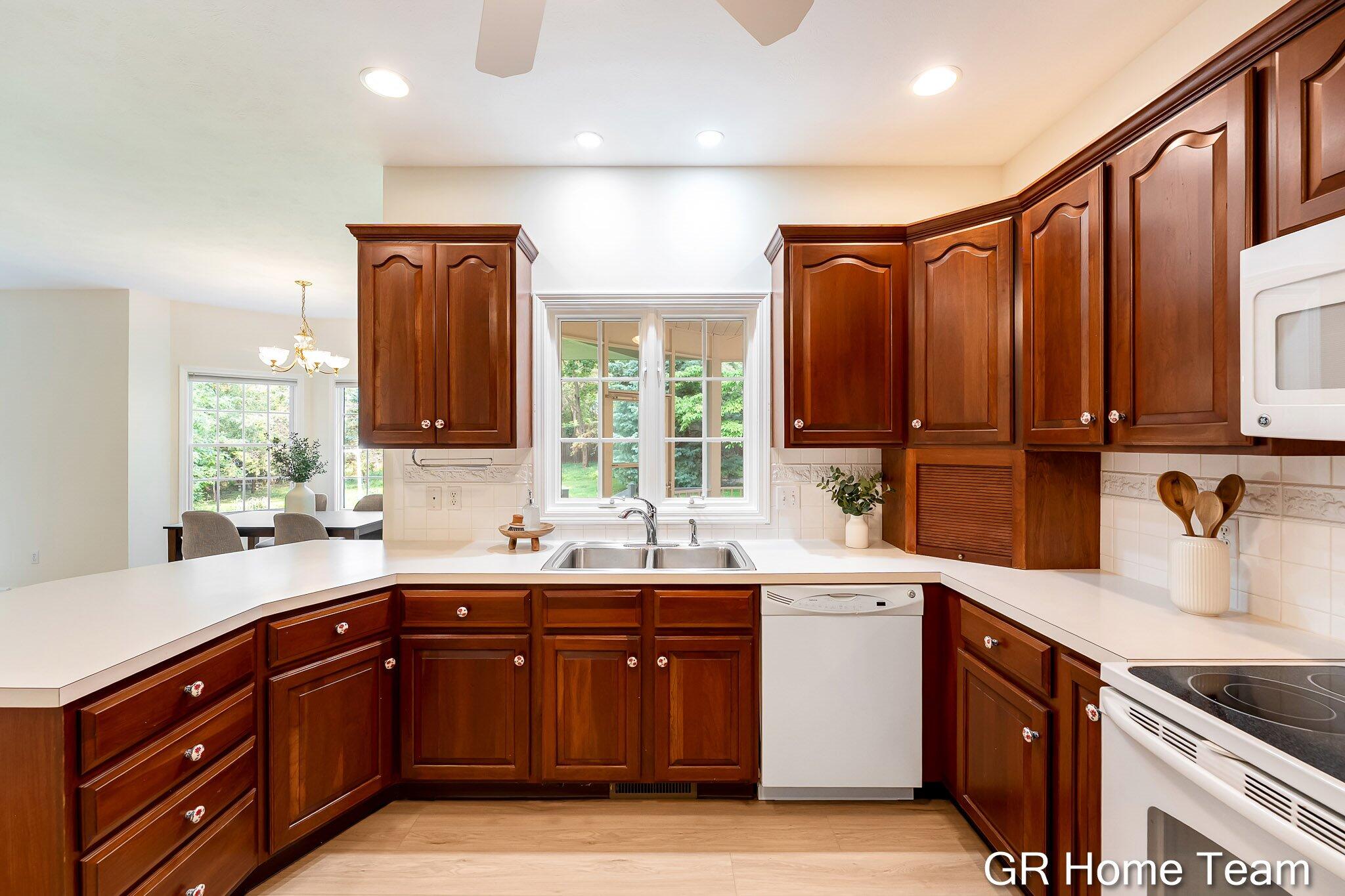 1059 Greenwood Forest SE Grand Rapids MI 49546