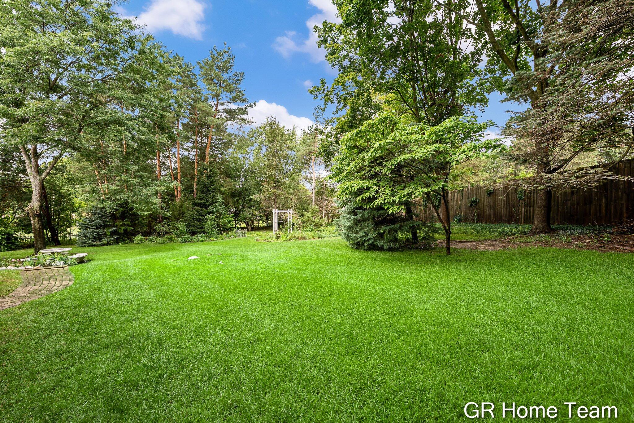 1059 Greenwood Forest SE Grand Rapids MI 49546