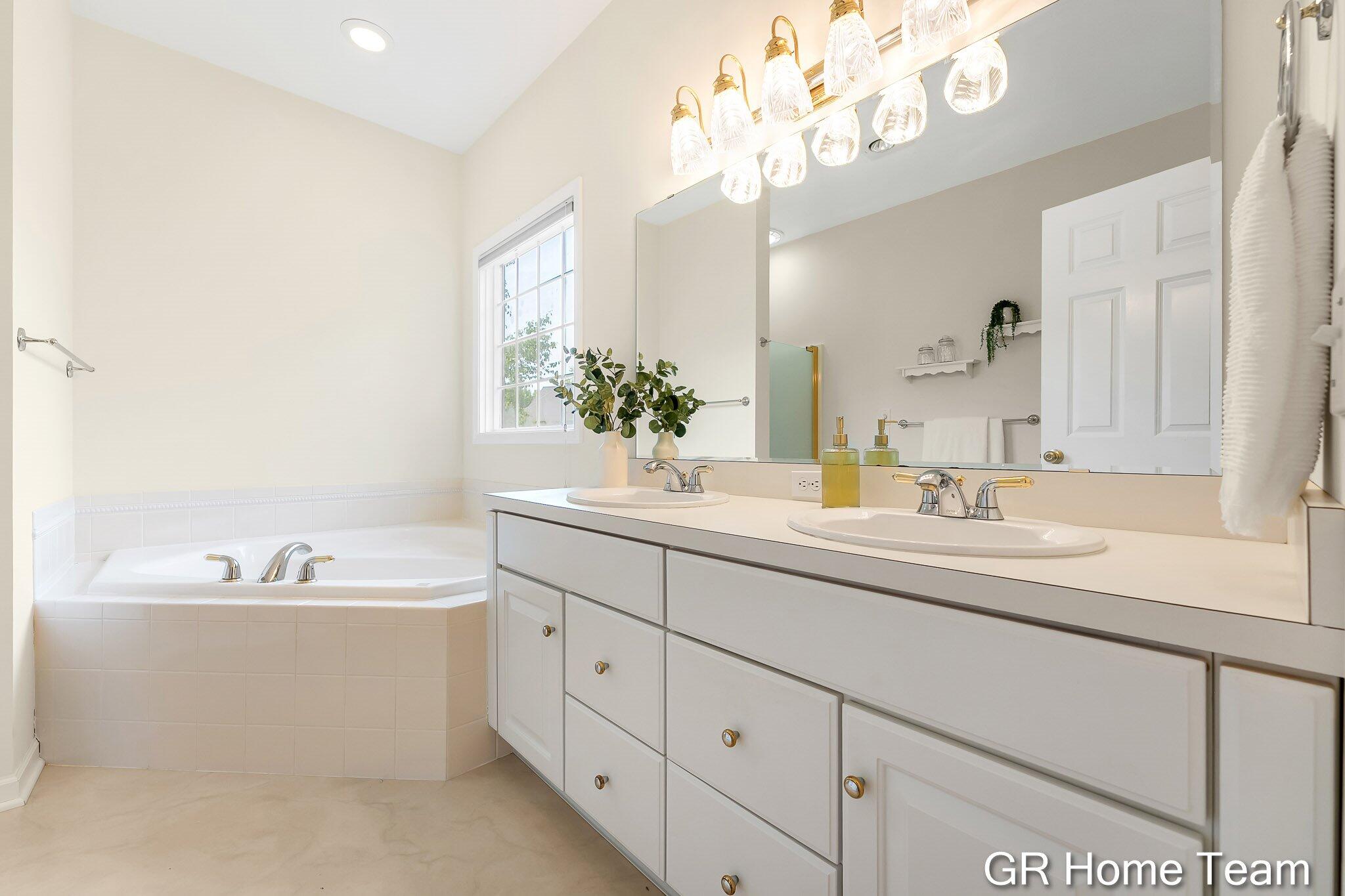 1059 Greenwood Forest SE Grand Rapids MI 49546