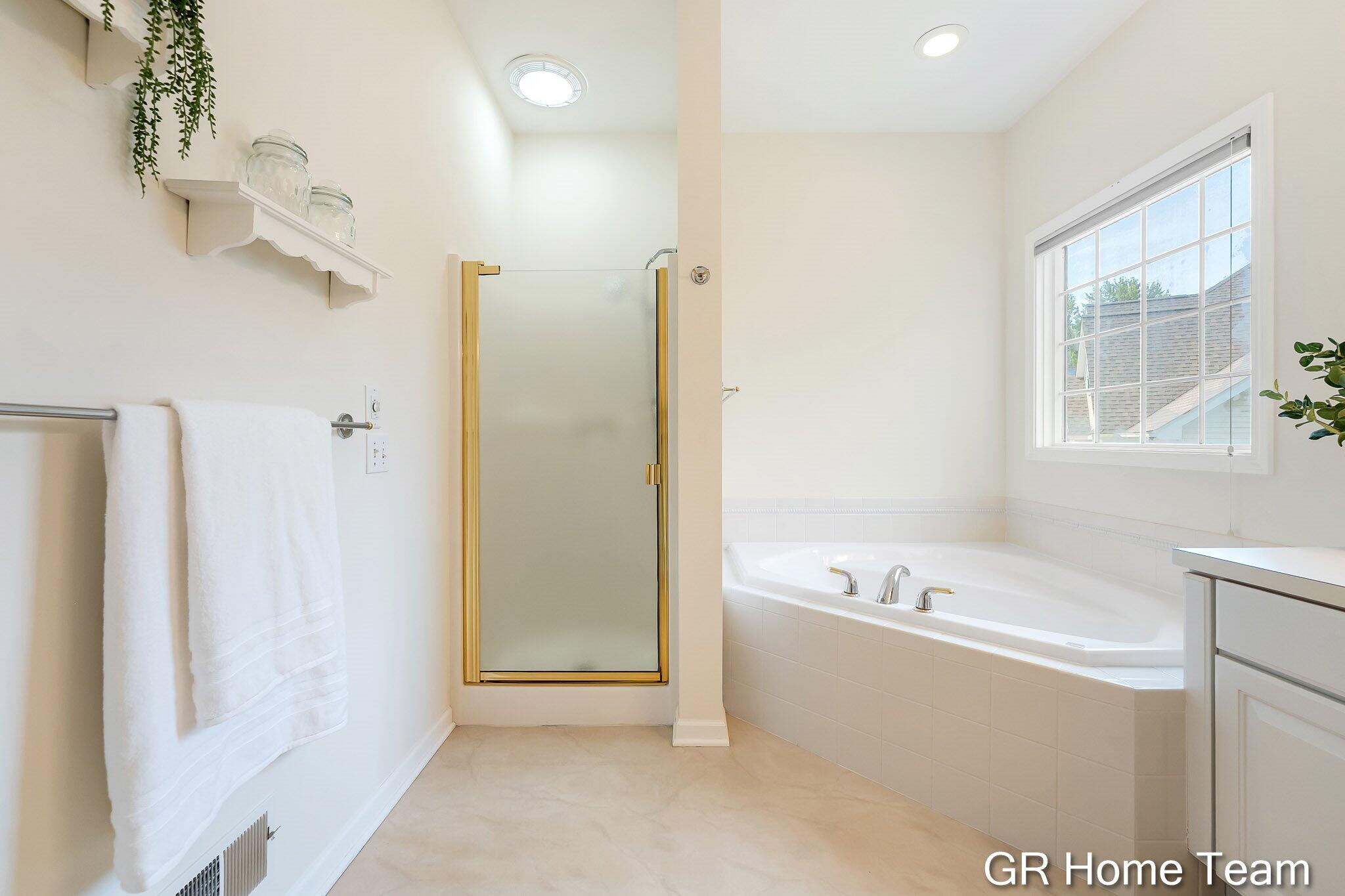 1059 Greenwood Forest SE Grand Rapids MI 49546