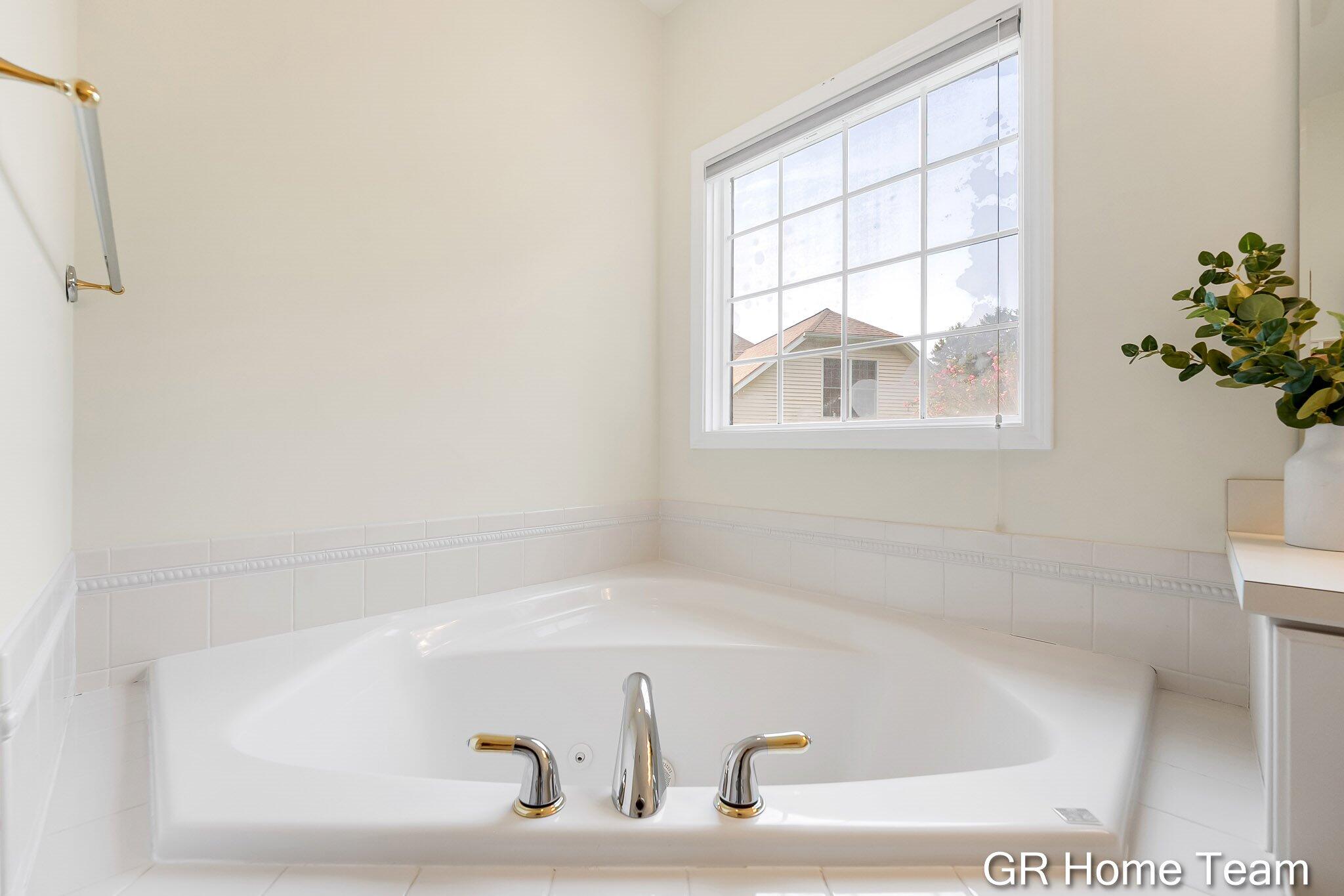 1059 Greenwood Forest SE Grand Rapids MI 49546