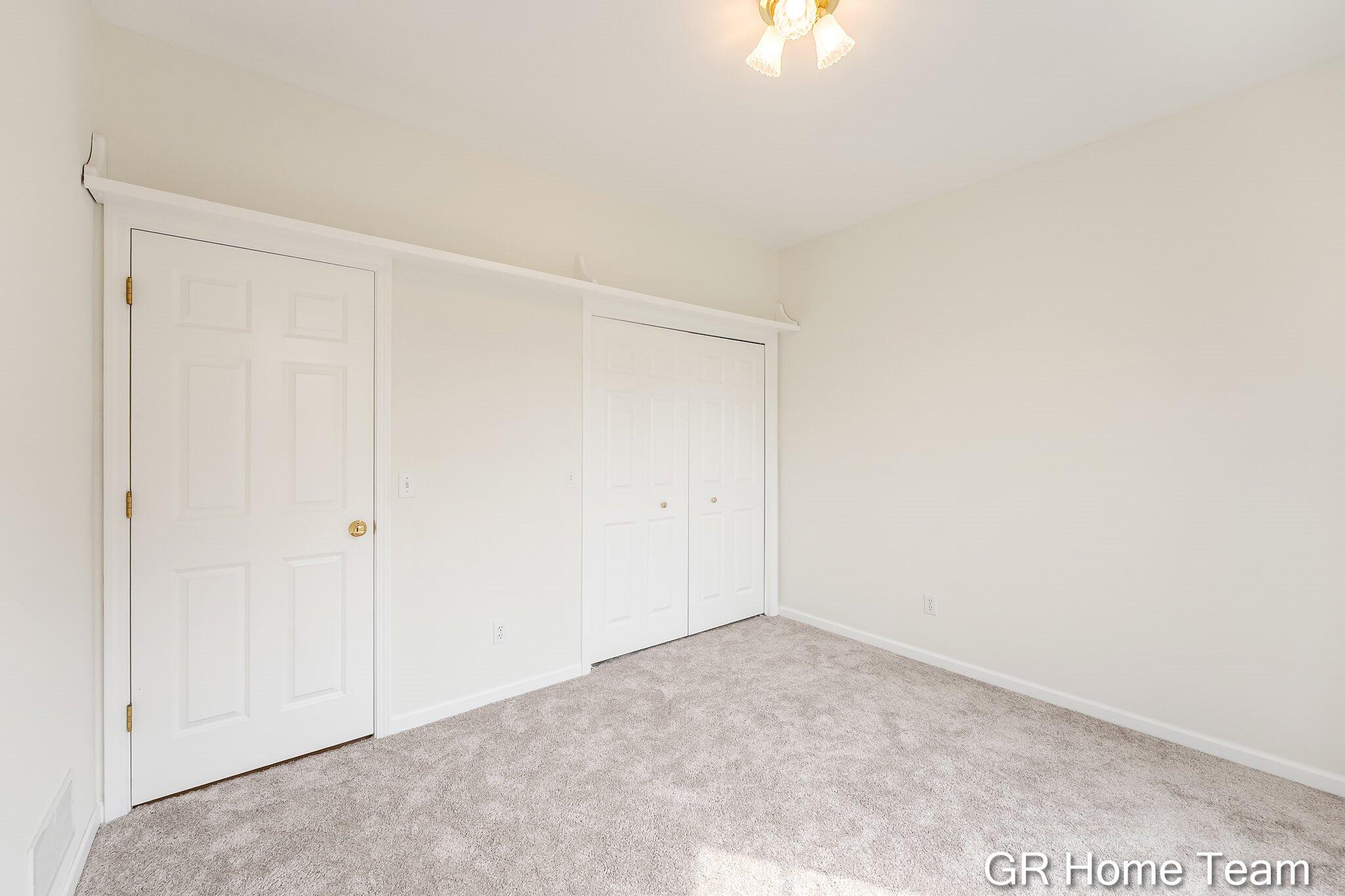 1059 Greenwood Forest SE Grand Rapids MI 49546