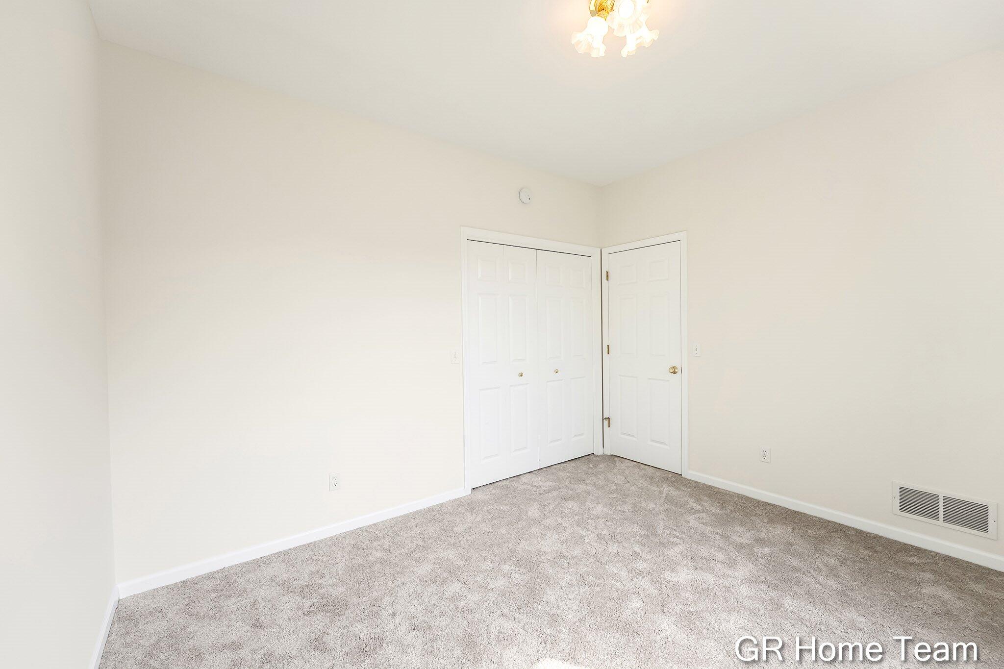 1059 Greenwood Forest SE Grand Rapids MI 49546