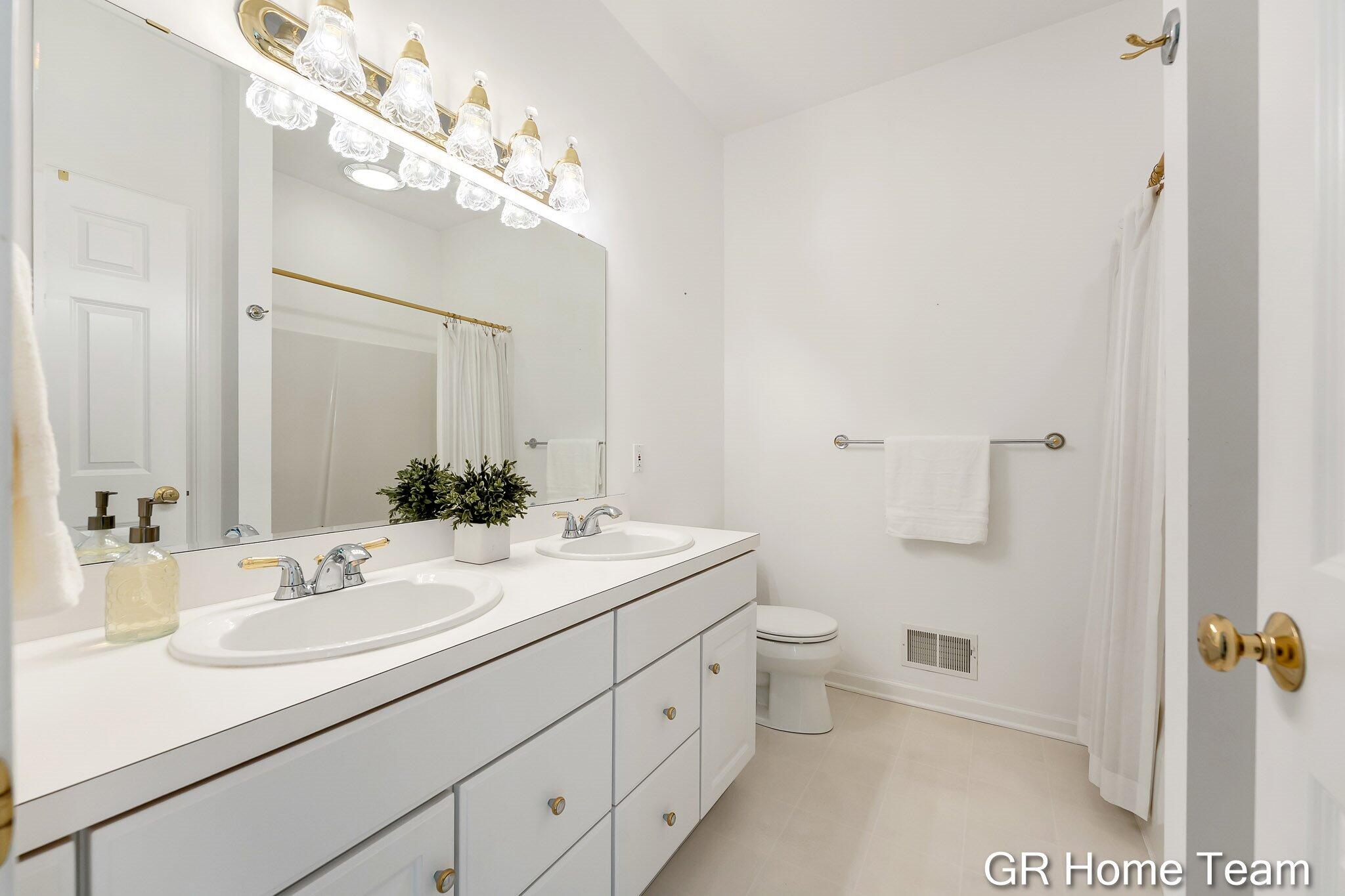 1059 Greenwood Forest SE Grand Rapids MI 49546