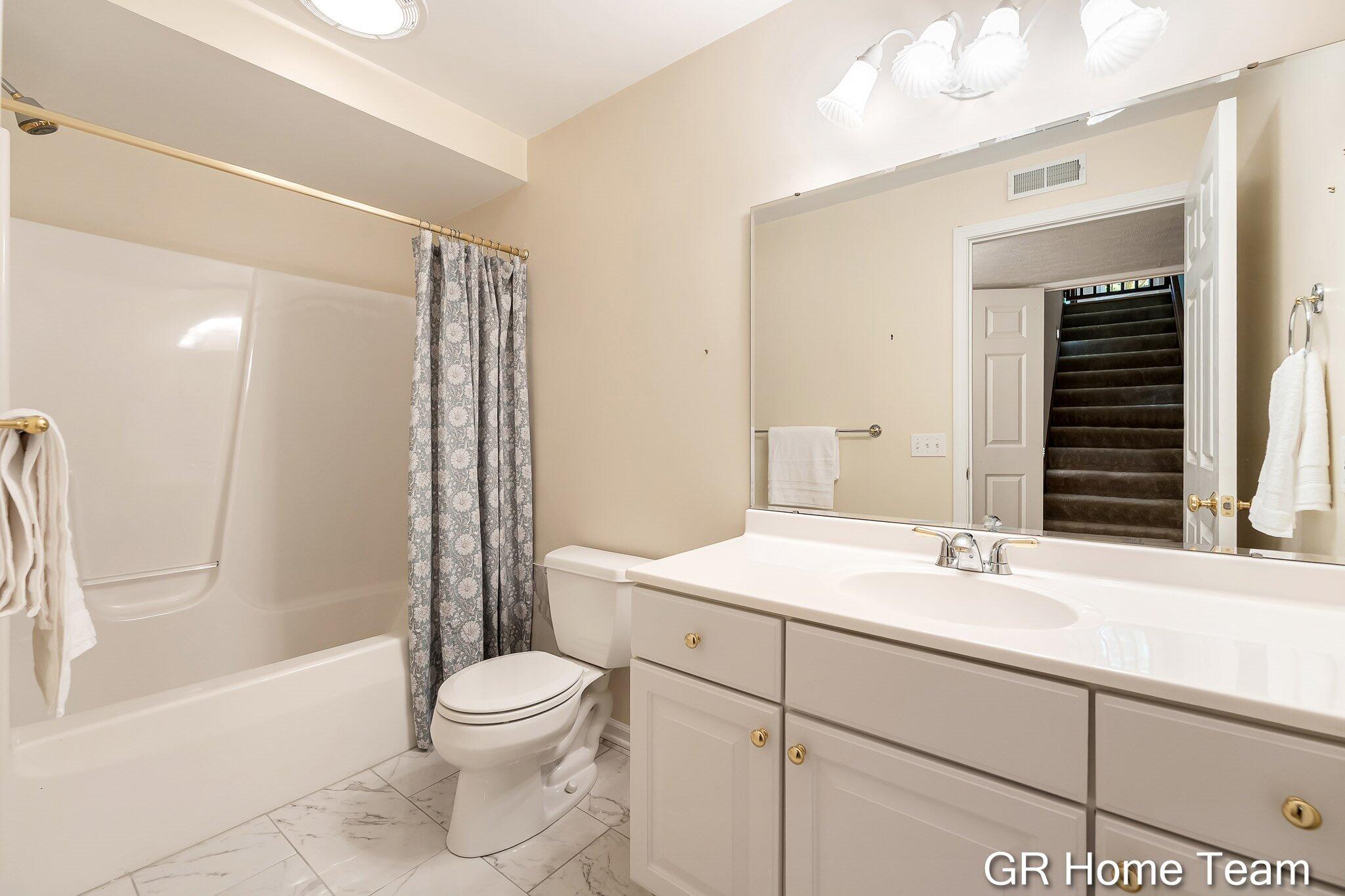 1059 Greenwood Forest SE Grand Rapids MI 49546