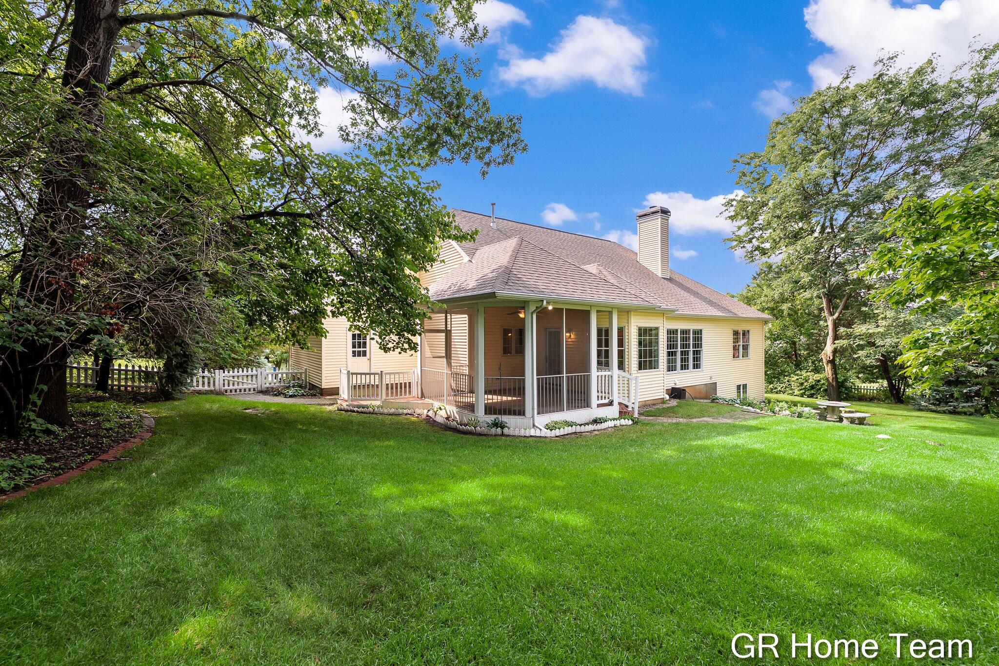 1059 Greenwood Forest SE Grand Rapids MI 49546