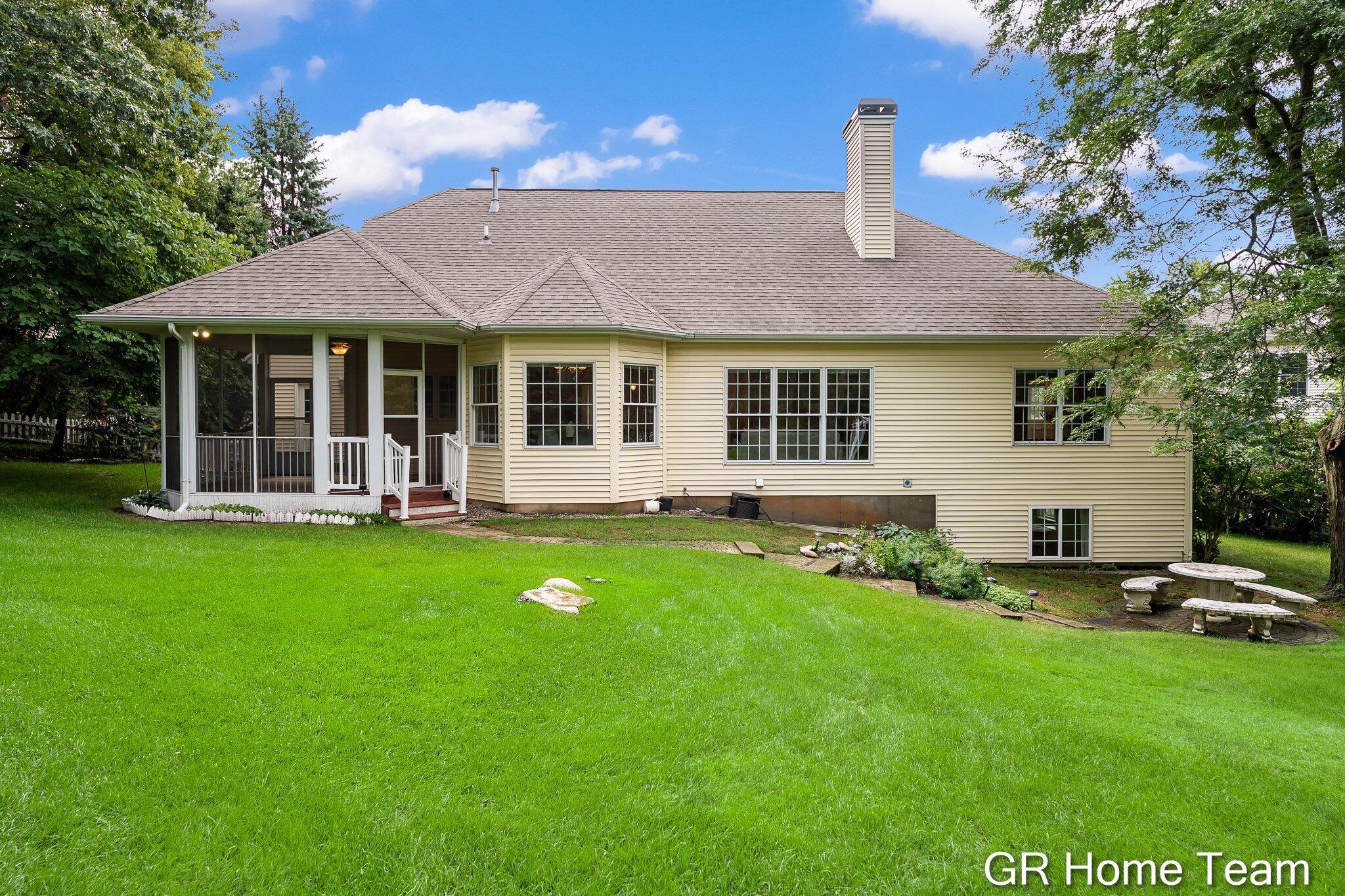1059 Greenwood Forest SE Grand Rapids MI 49546