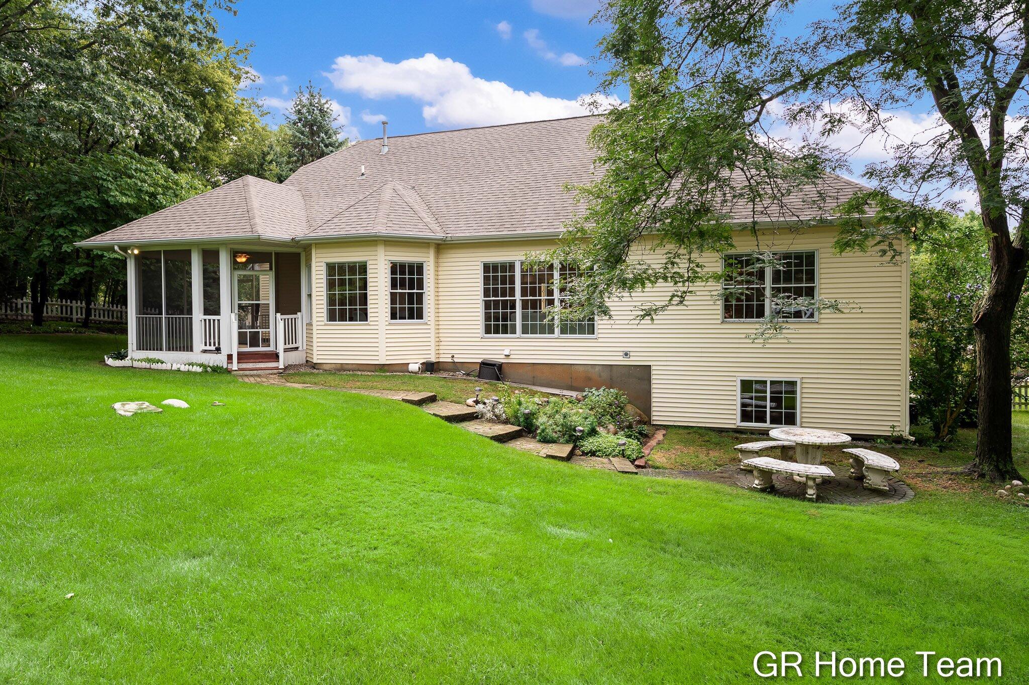 1059 Greenwood Forest SE Grand Rapids MI 49546