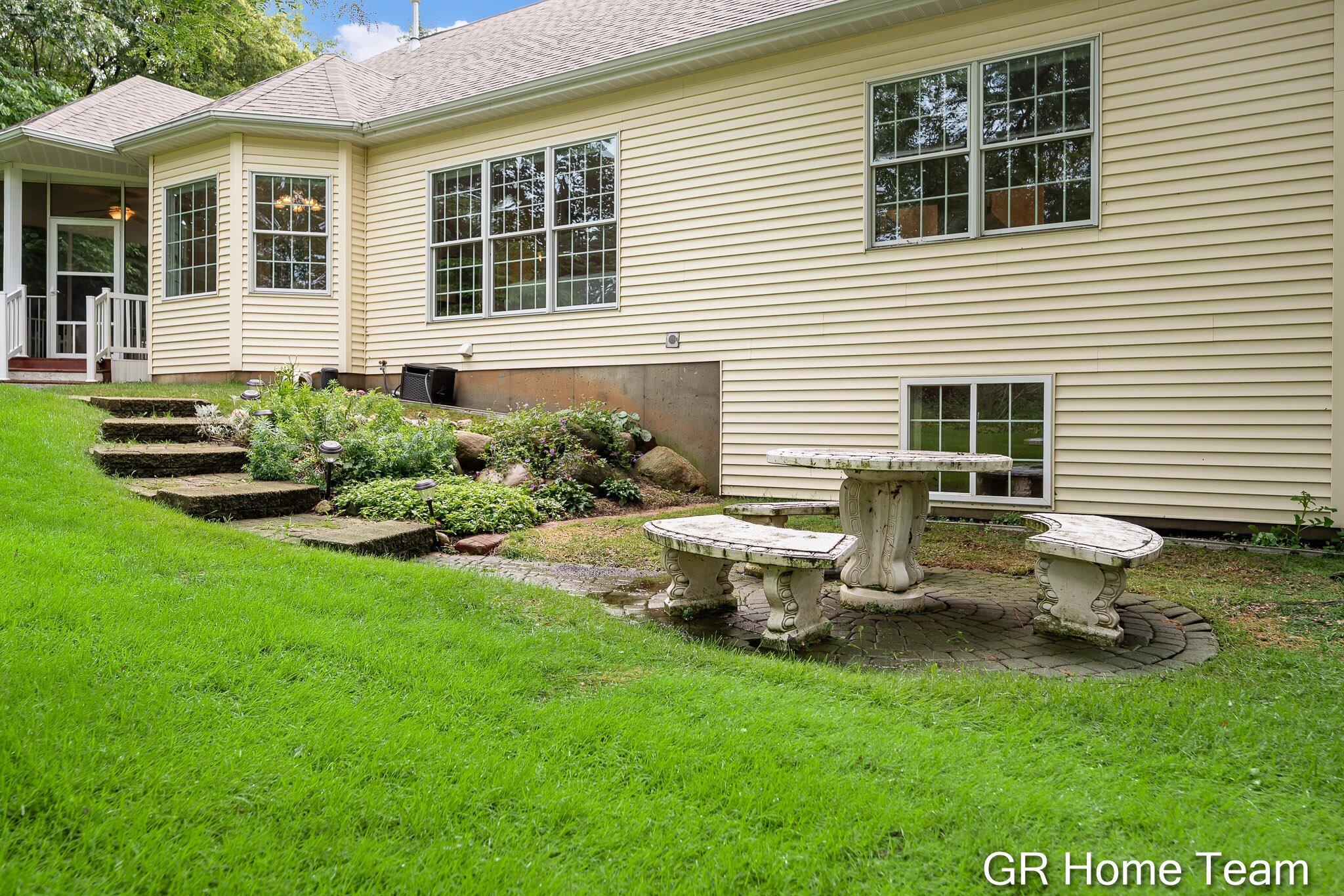 1059 Greenwood Forest SE Grand Rapids MI 49546
