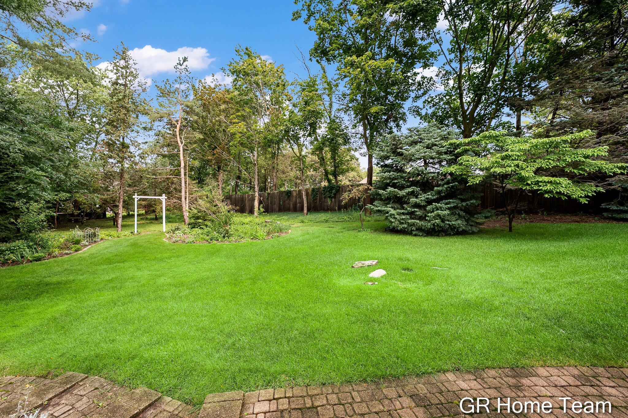 1059 Greenwood Forest SE Grand Rapids MI 49546