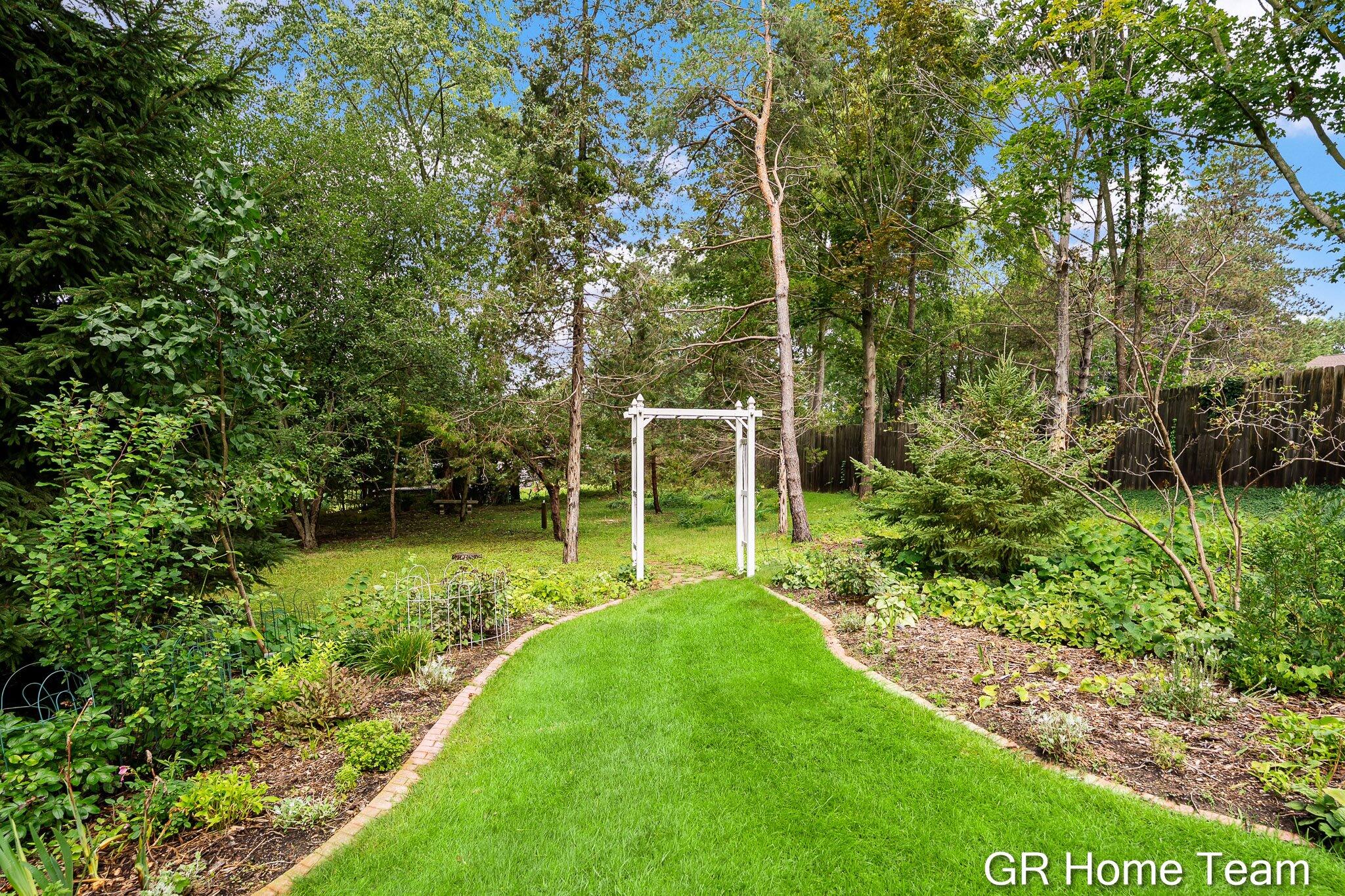 1059 Greenwood Forest SE Grand Rapids MI 49546