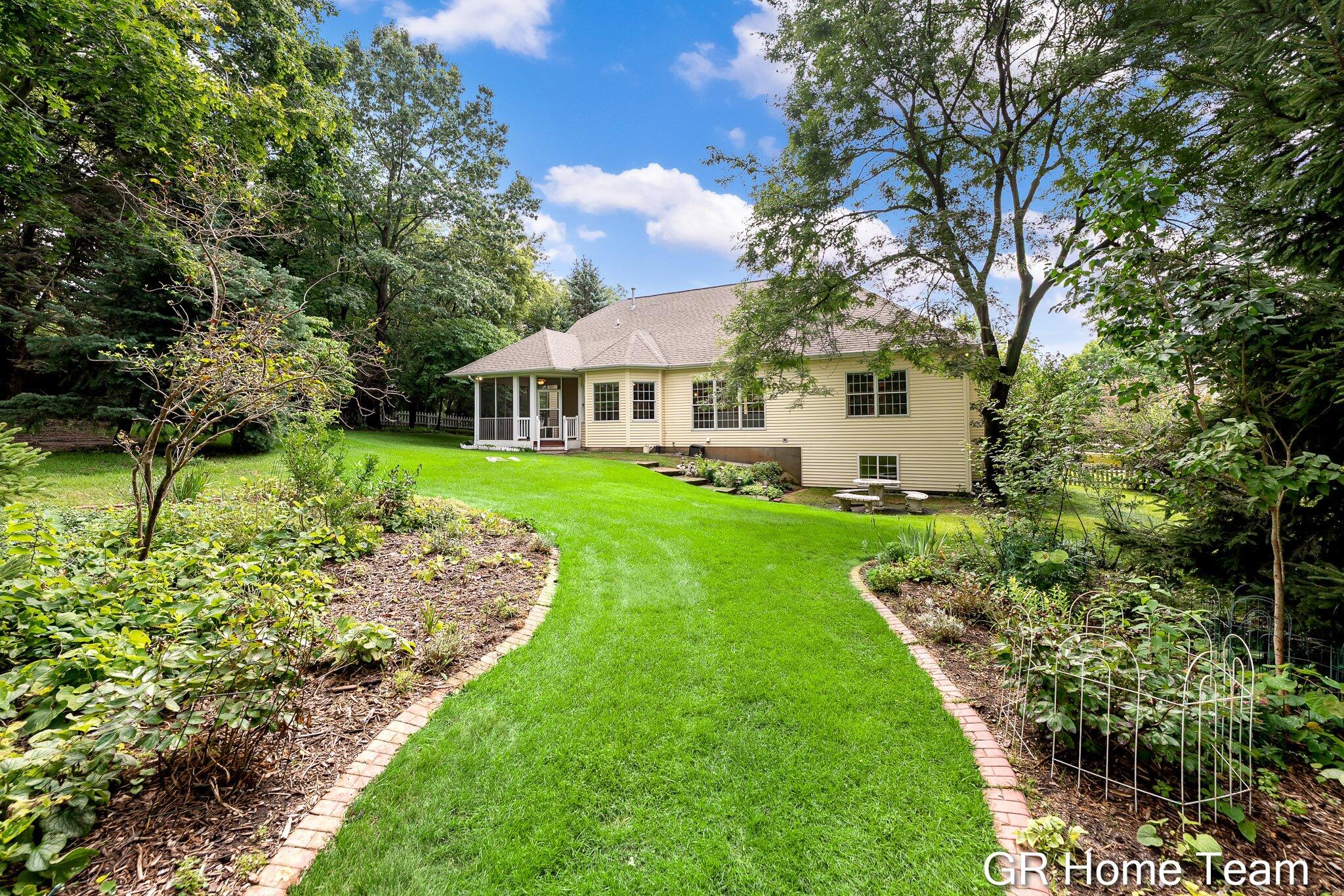 1059 Greenwood Forest SE Grand Rapids MI 49546