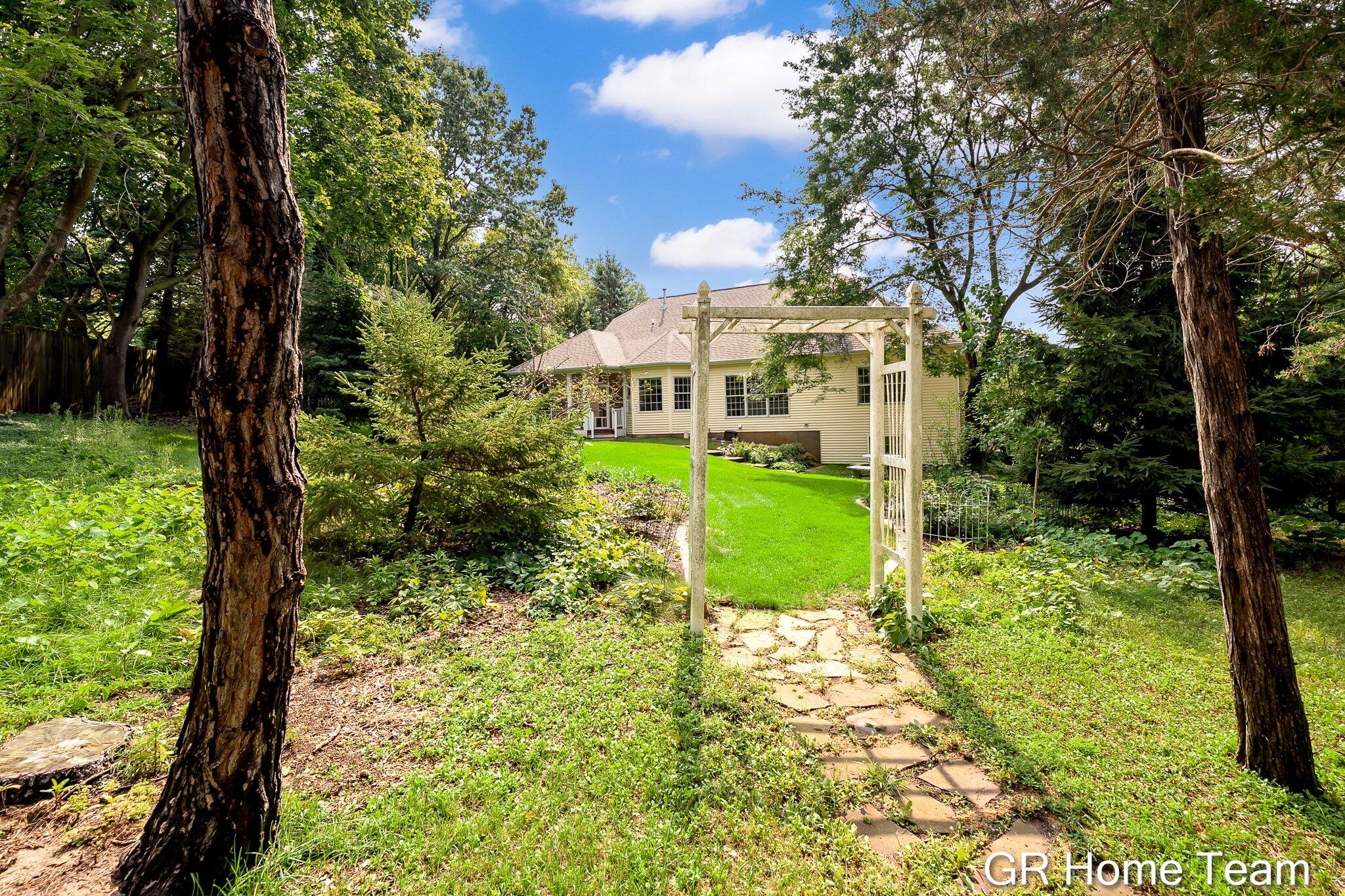 1059 Greenwood Forest SE Grand Rapids MI 49546