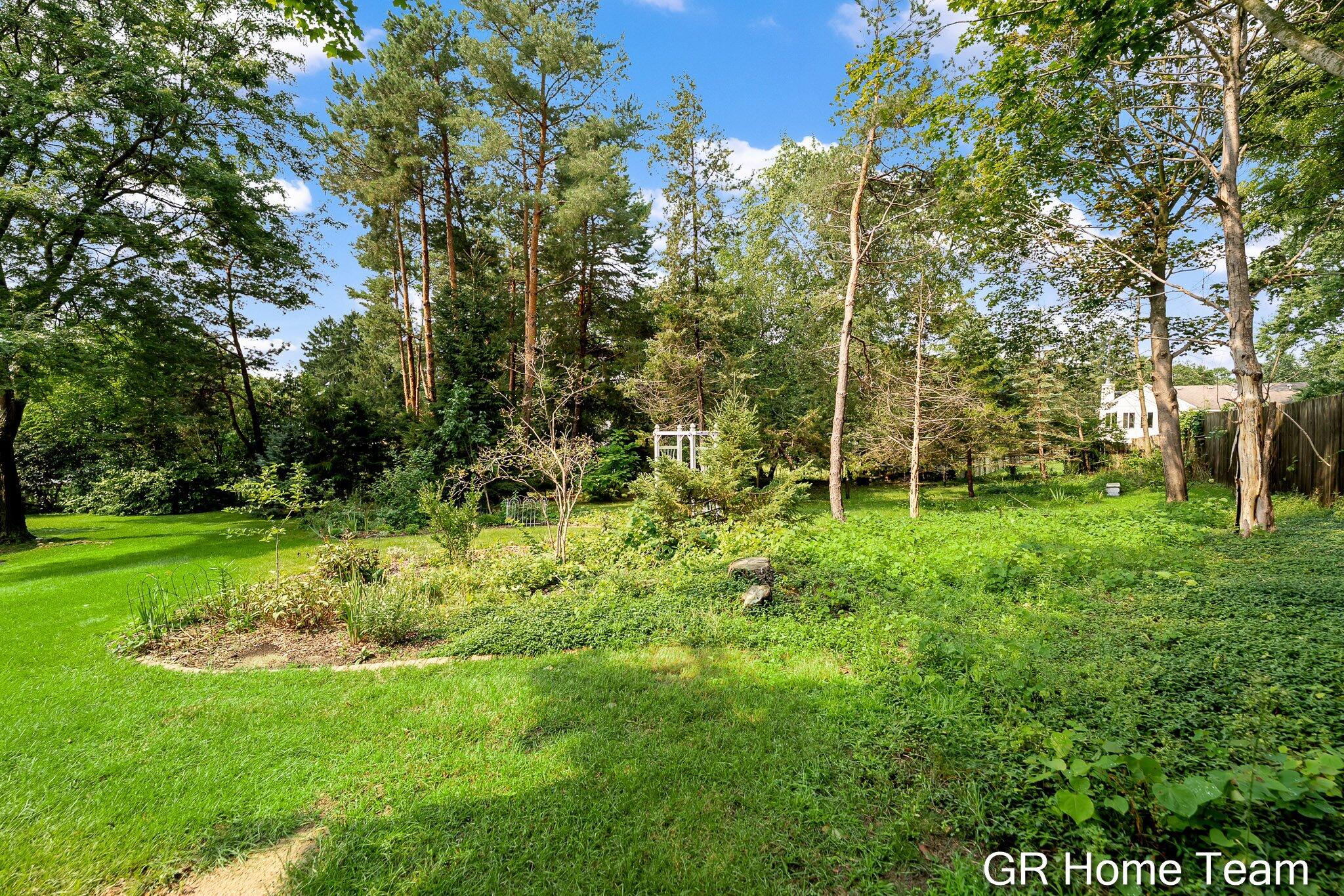 1059 Greenwood Forest SE Grand Rapids MI 49546