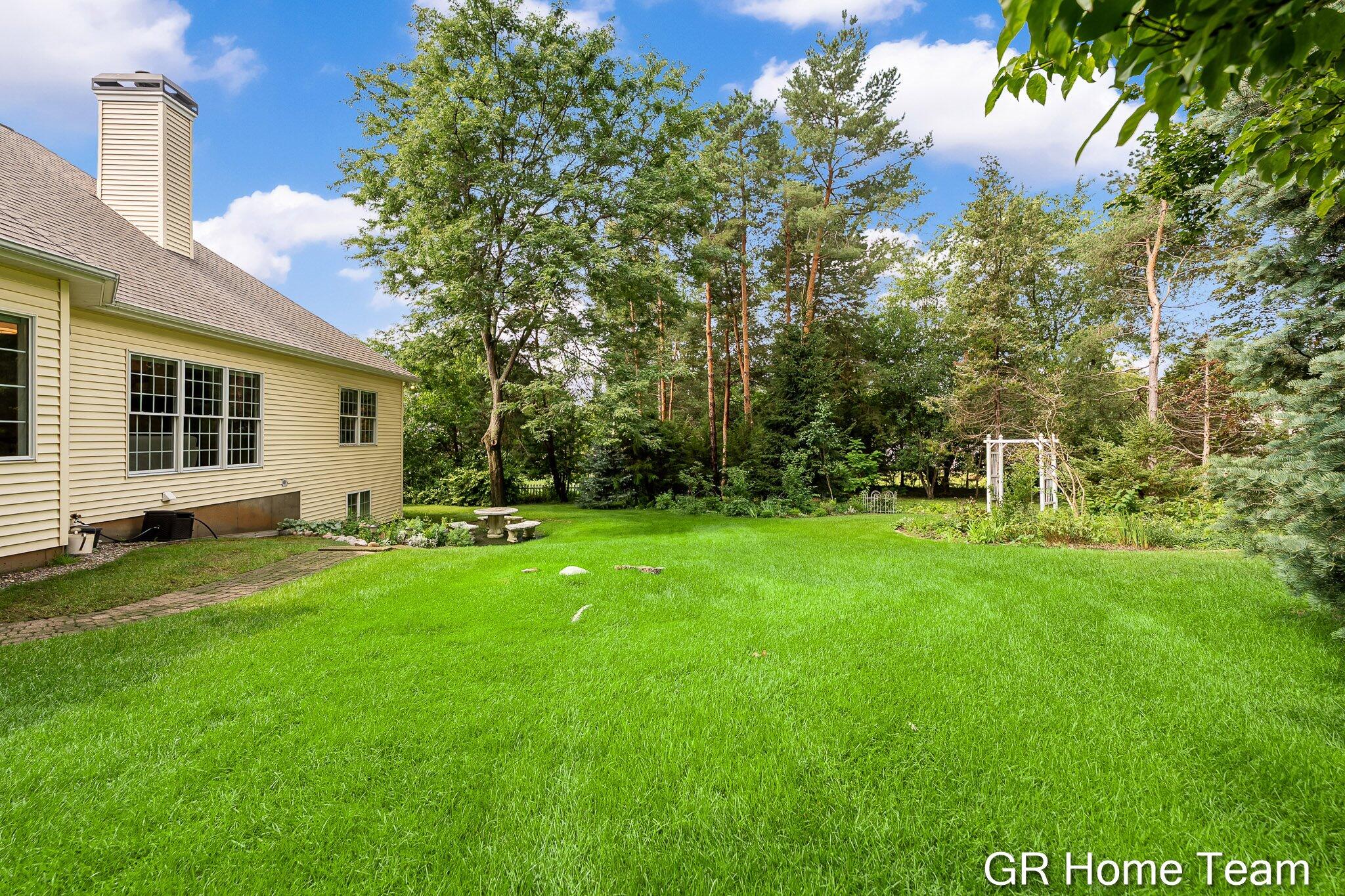 1059 Greenwood Forest SE Grand Rapids MI 49546