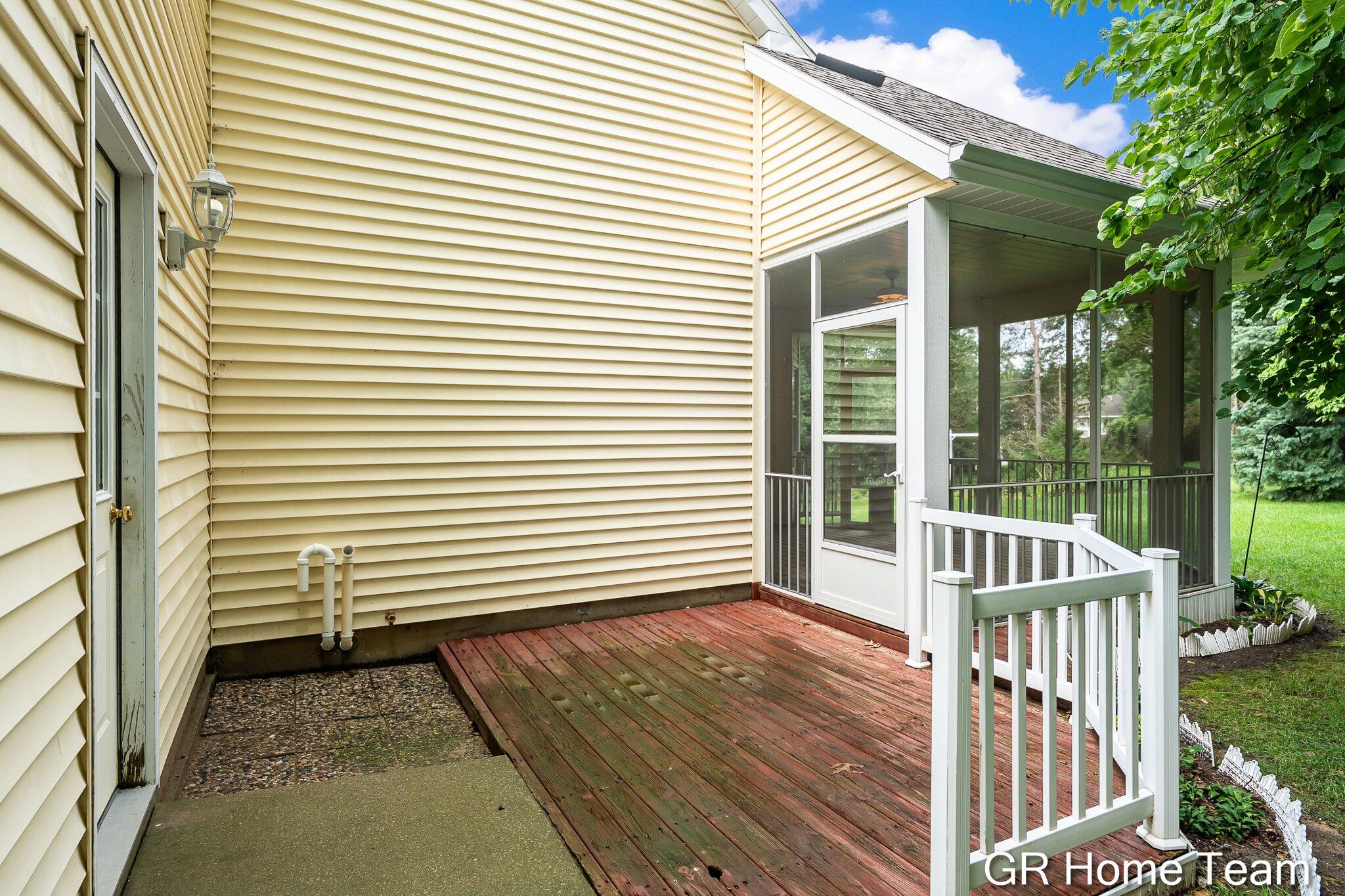 1059 Greenwood Forest SE Grand Rapids MI 49546