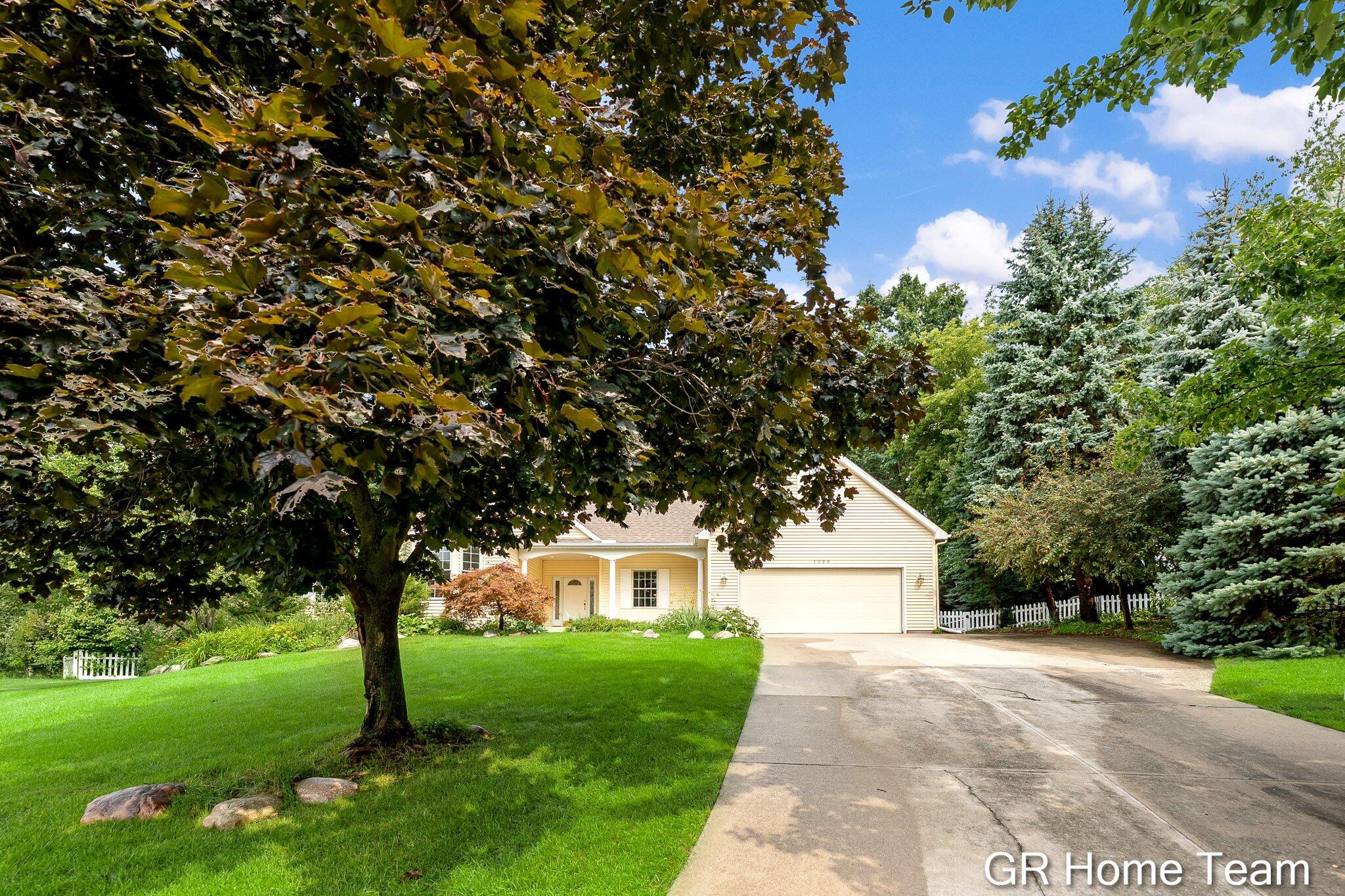 1059 Greenwood Forest SE Grand Rapids MI 49546