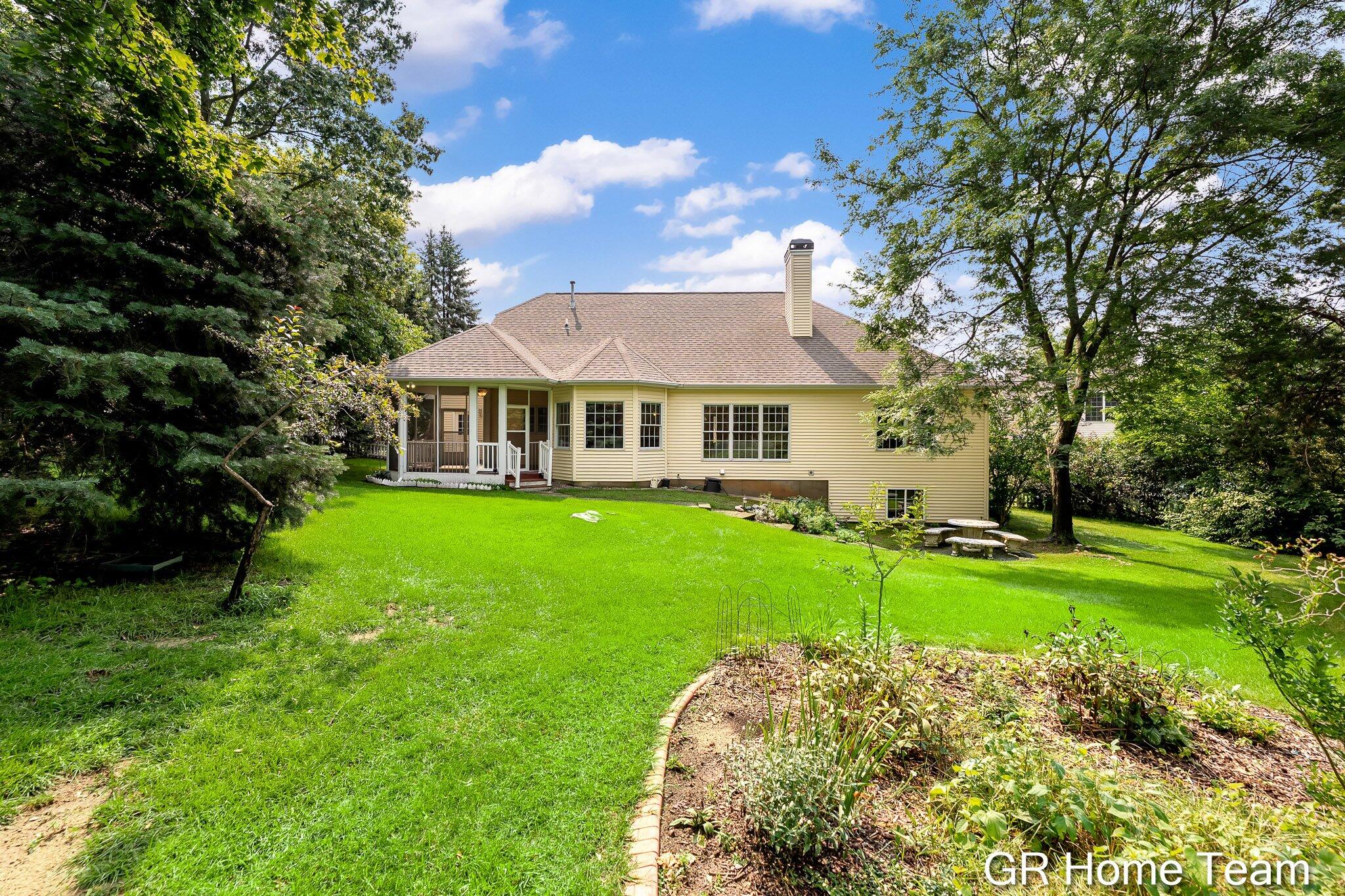 1059 Greenwood Forest SE Grand Rapids MI 49546