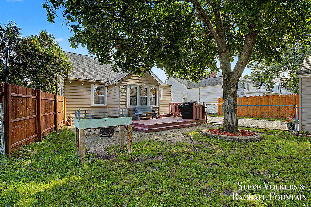 2143 Houseman Avenue NE Grand Rapids MI 49505