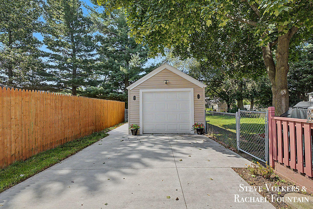 2143 Houseman Avenue NE Grand Rapids MI 49505