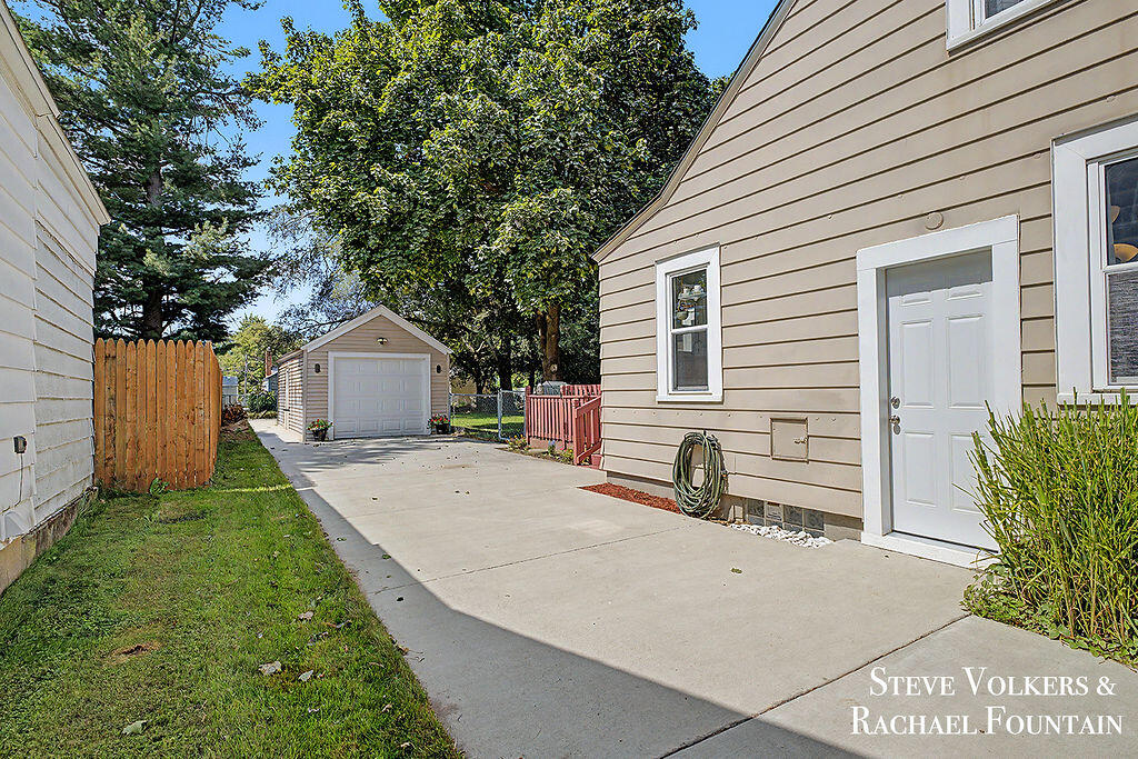 2143 Houseman Avenue NE Grand Rapids MI 49505