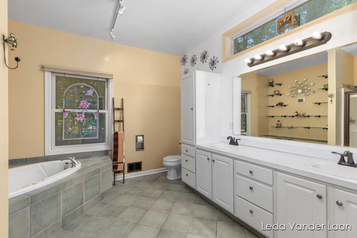 9520 Hidden Bluff Drive NE Rockford MI 49341