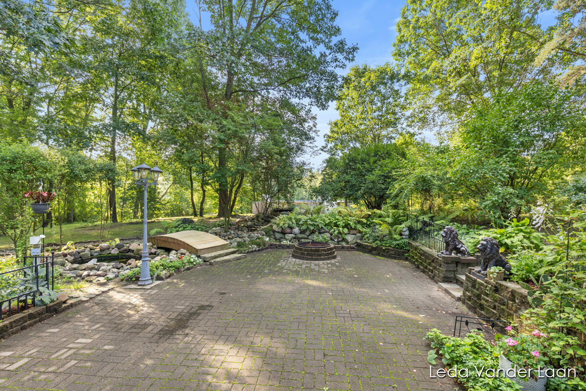 9520 Hidden Bluff Drive NE Rockford MI 49341