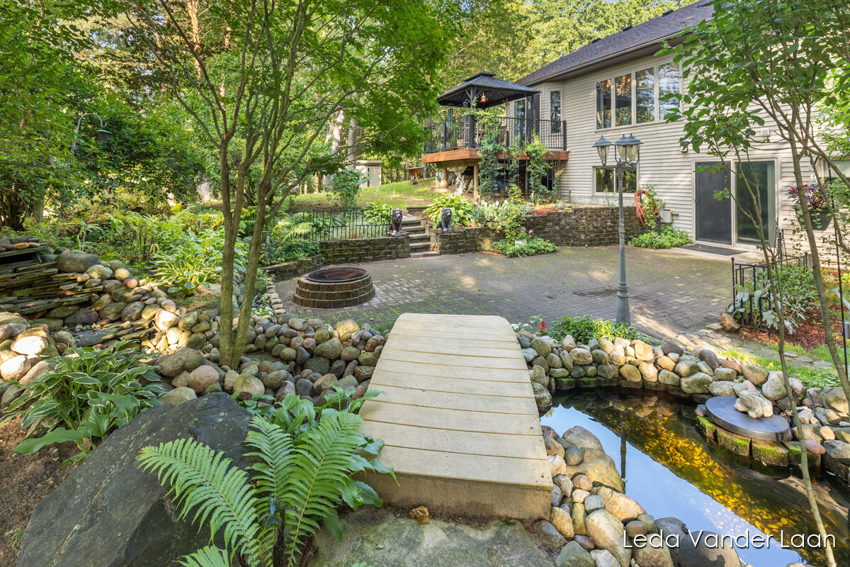 9520 Hidden Bluff Drive NE Rockford MI 49341
