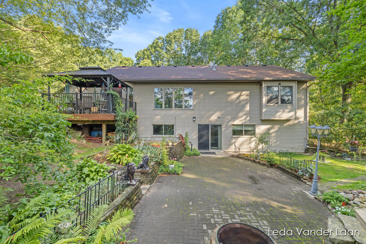 9520 Hidden Bluff Drive NE Rockford MI 49341