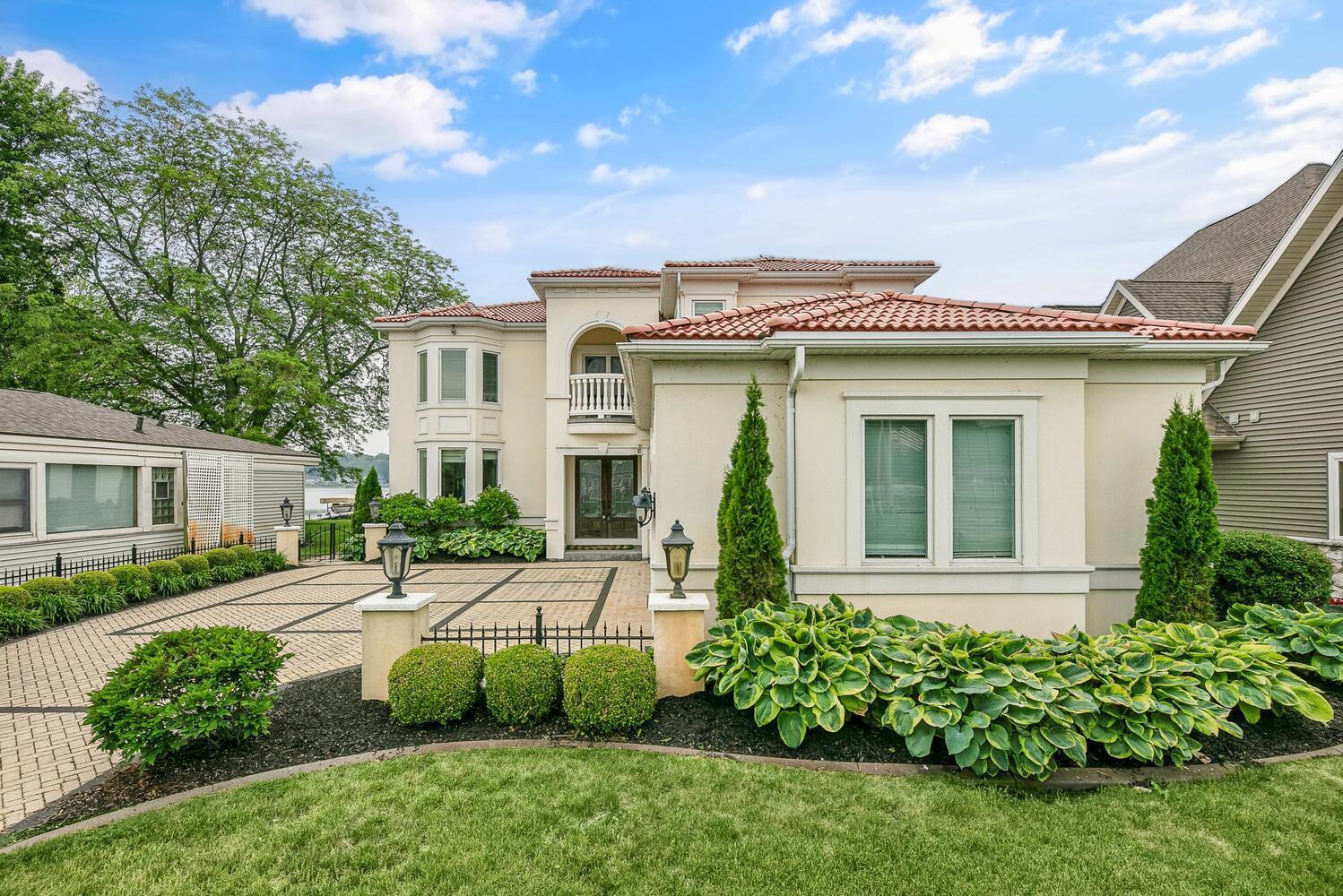 68283 Park Shore Drive Edwardsburg MI 49112