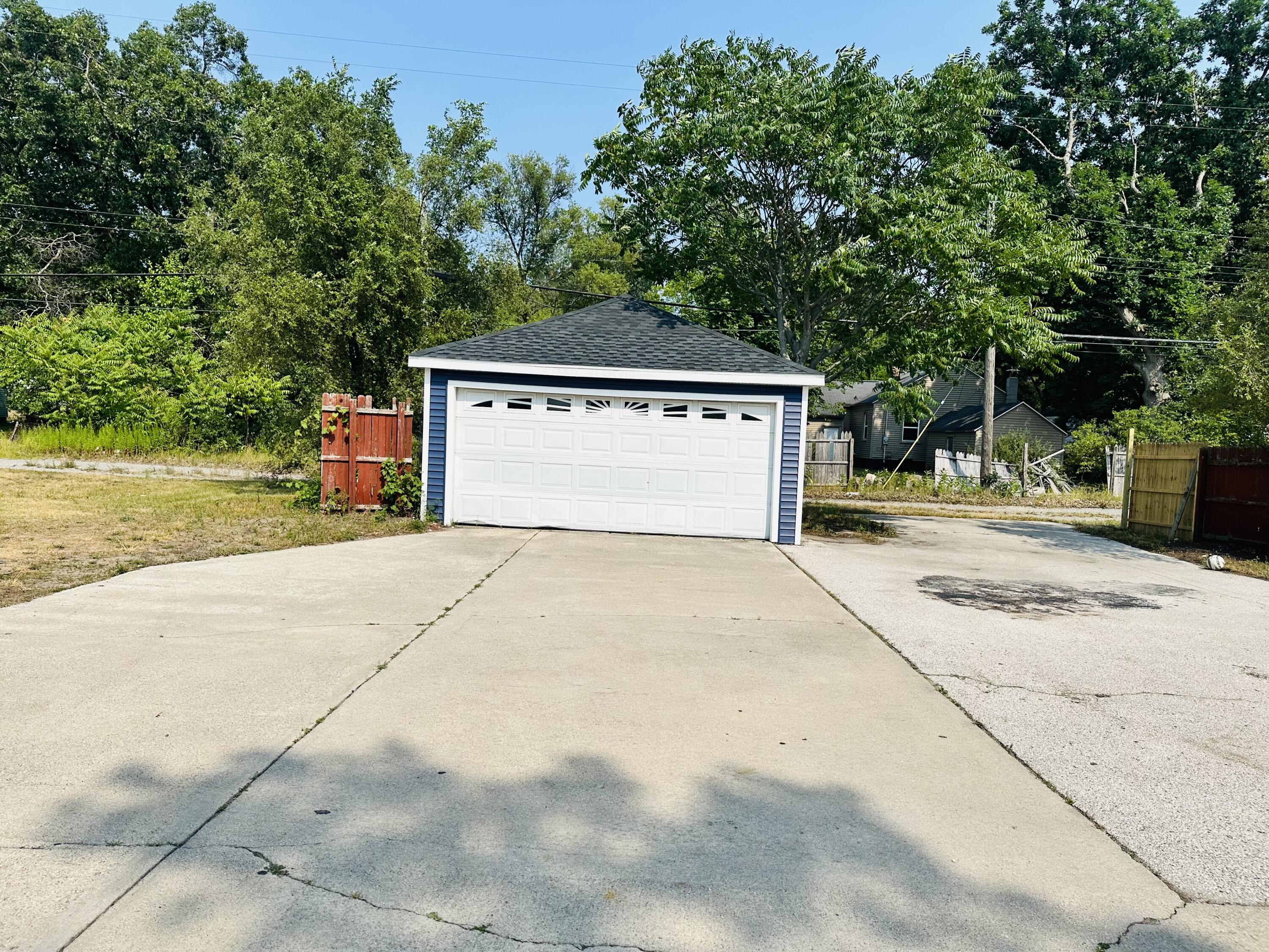 2174 S Getty Street Muskegon MI 49444