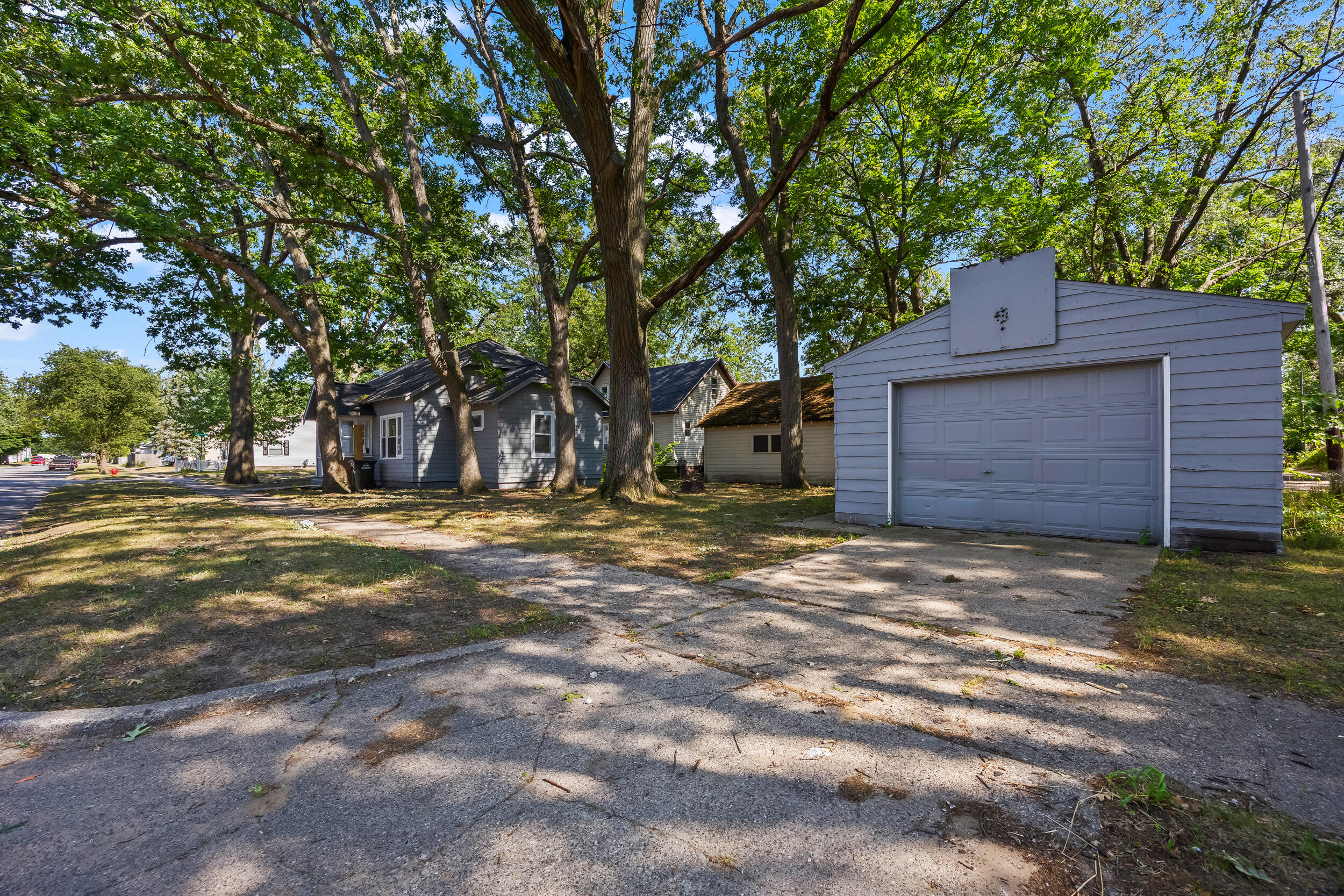 689 E Larch Avenue Muskegon MI 49442