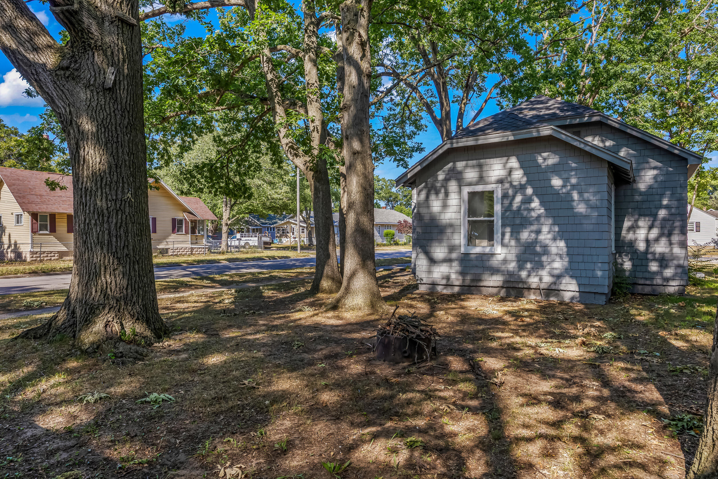 689 E Larch Avenue Muskegon MI 49442