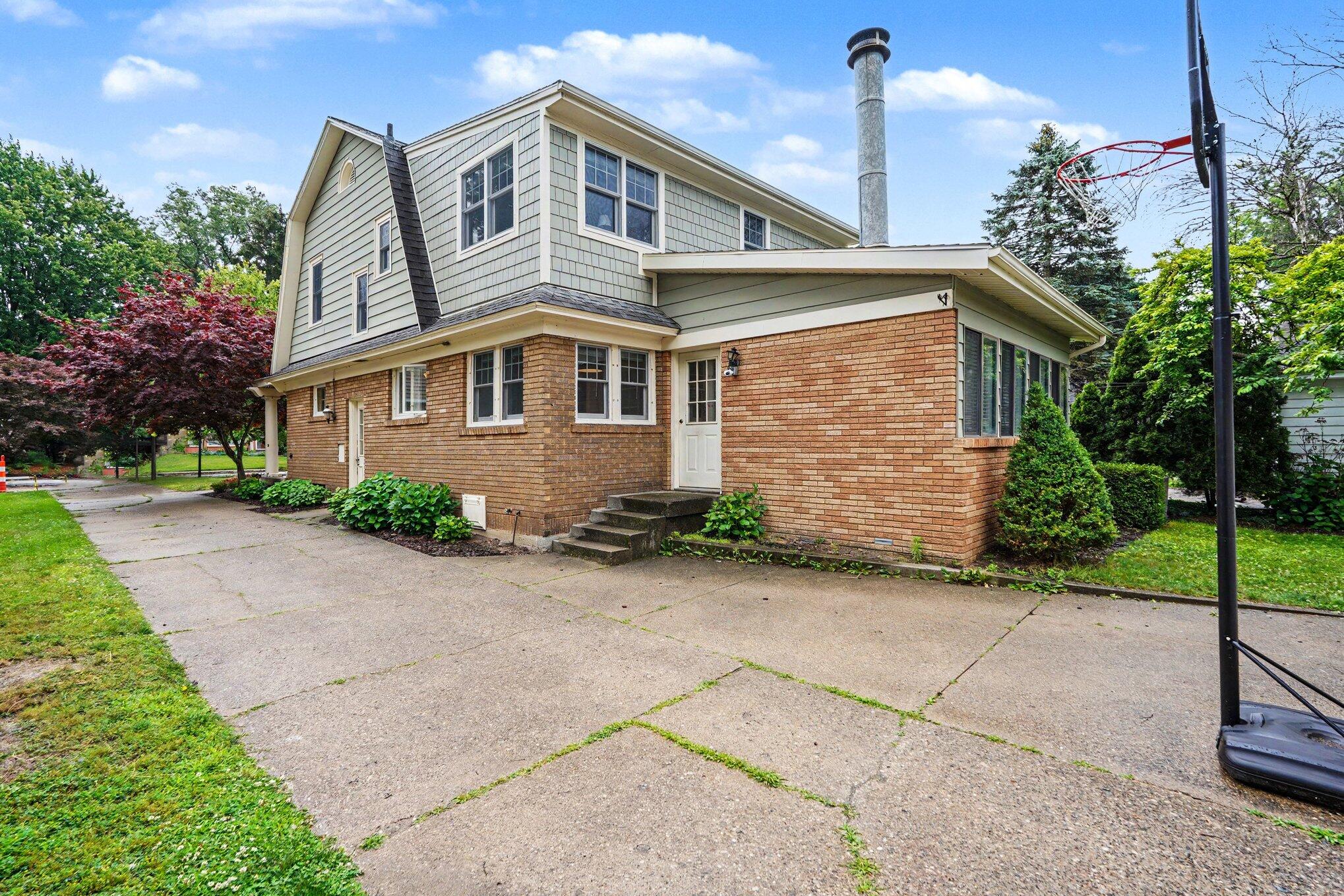 2729 Oakwood Avenue NE Grand Rapids MI 49505