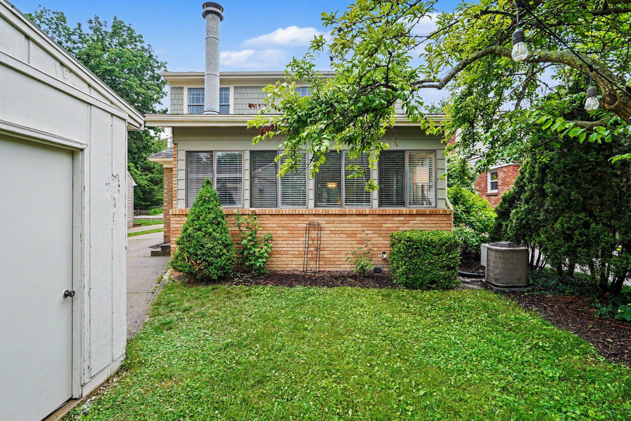 2729 Oakwood Avenue NE Grand Rapids MI 49505