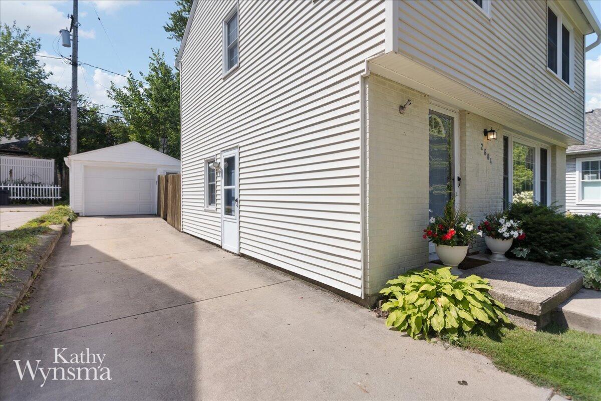 2604 SE Richards Drive SE East Grand Rapids MI 49506