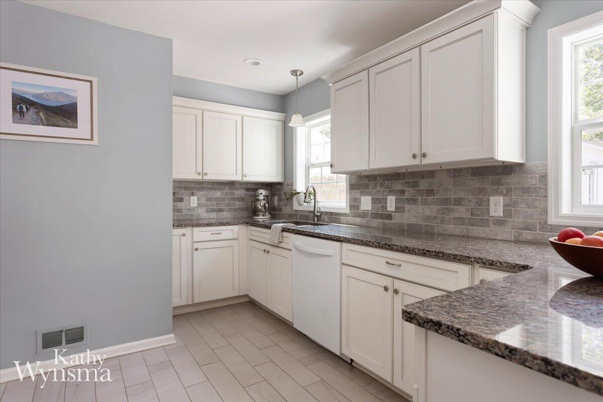 2604 SE Richards Drive SE East Grand Rapids MI 49506