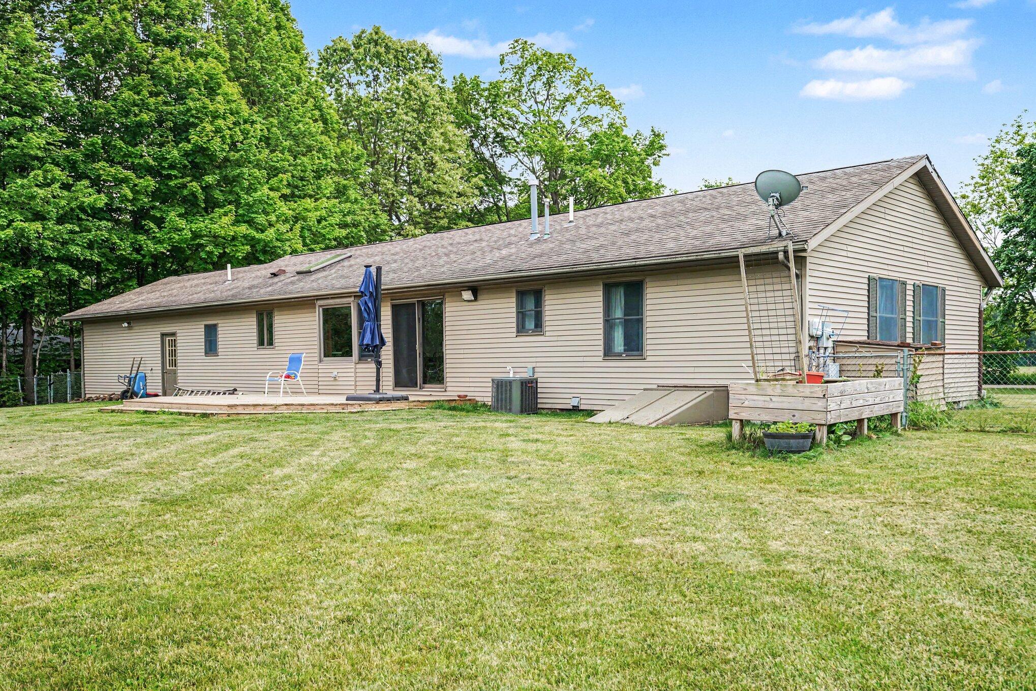 22180 Redfield Street Edwardsburg MI 49112