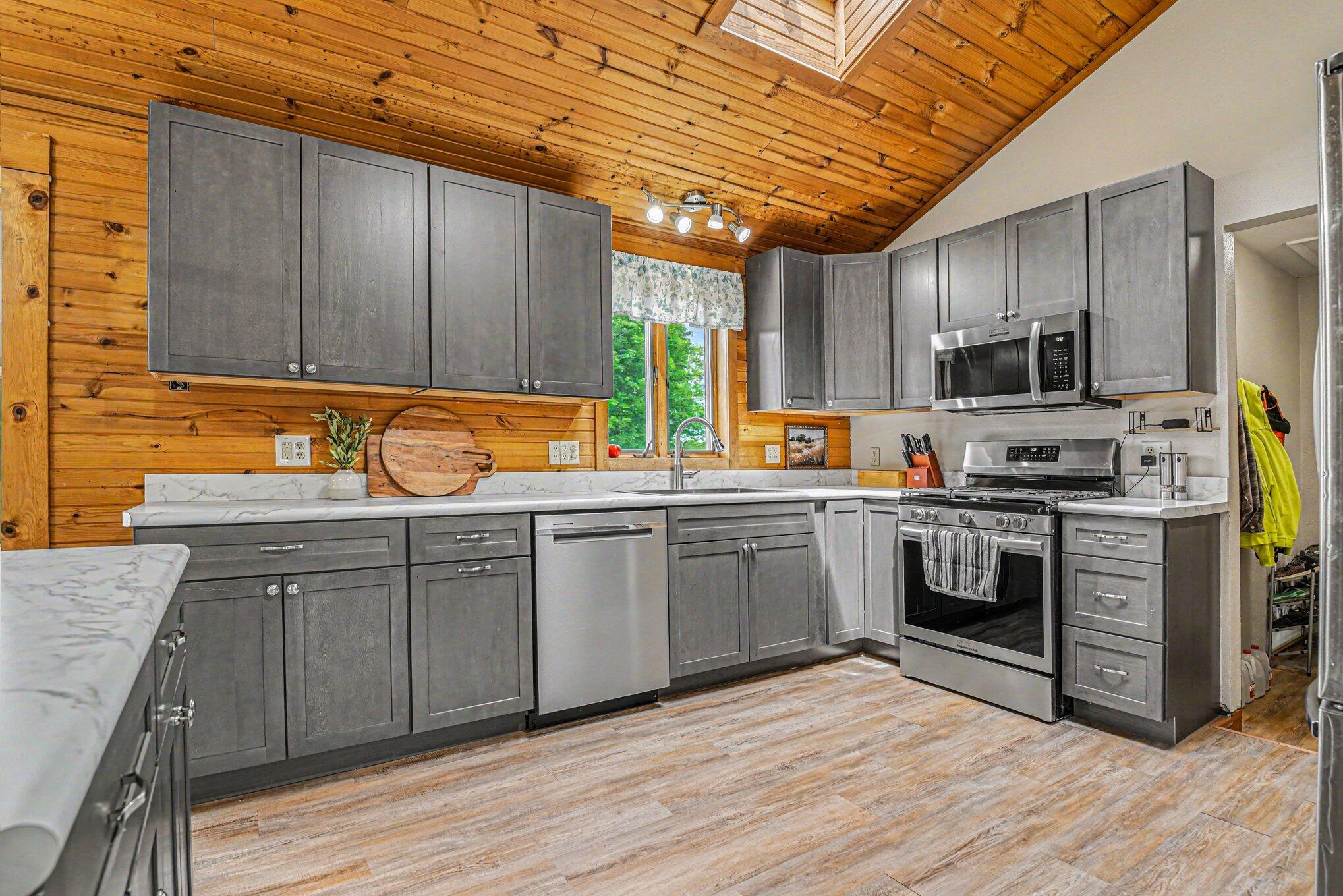 22180 Redfield Street Edwardsburg MI 49112